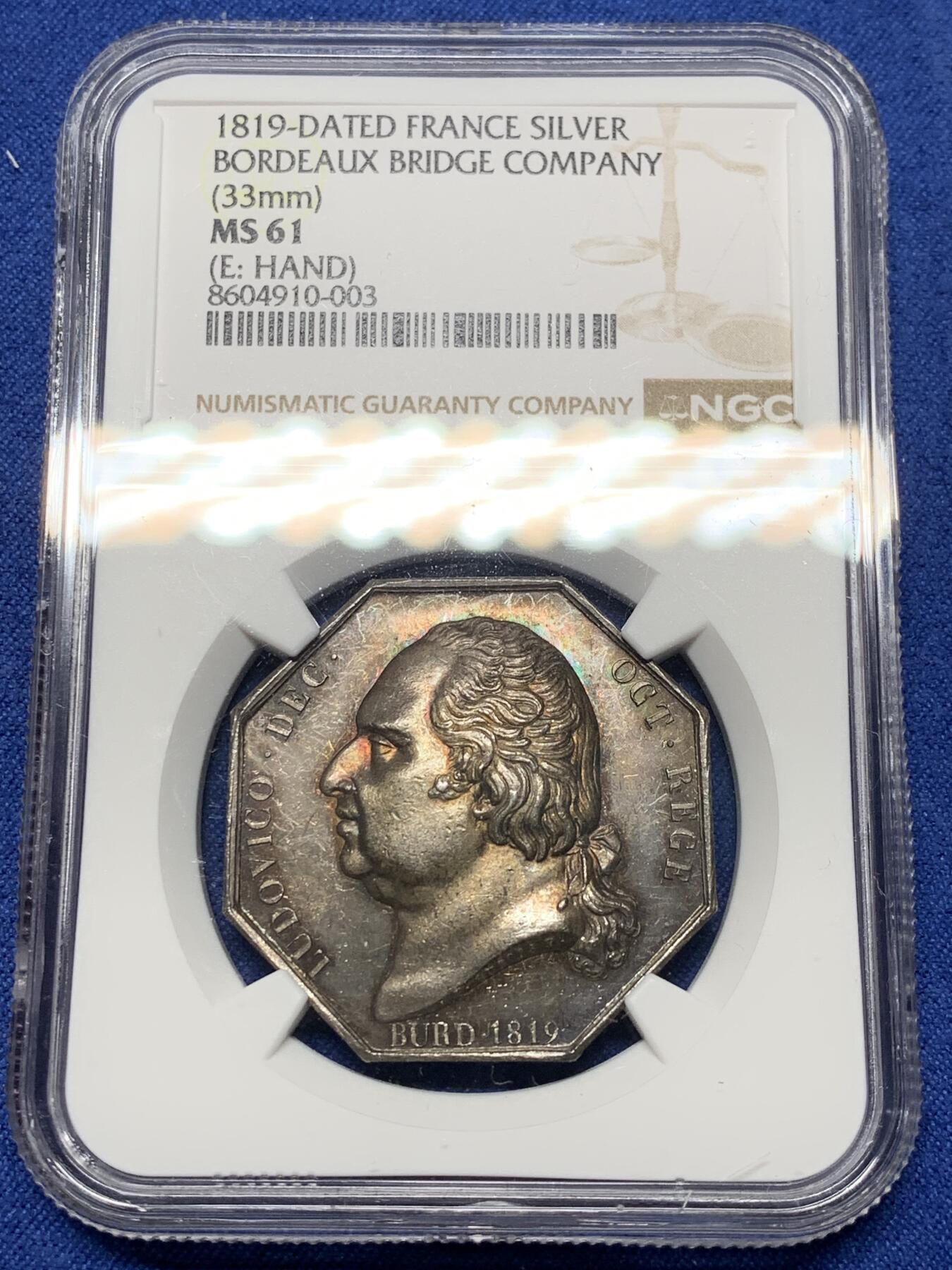《竞宝斋》第472场 周日，周一，周二 3场连拍 （全场包邮）欢迎送拍 NGC MS61 法国1819波尔多八角银质代币，深彩包浆，手指边铭。正面：路易十八侧面像，背面：以波尔多桥梁为背景，墨丘利与大力神（一对全裸好基友）