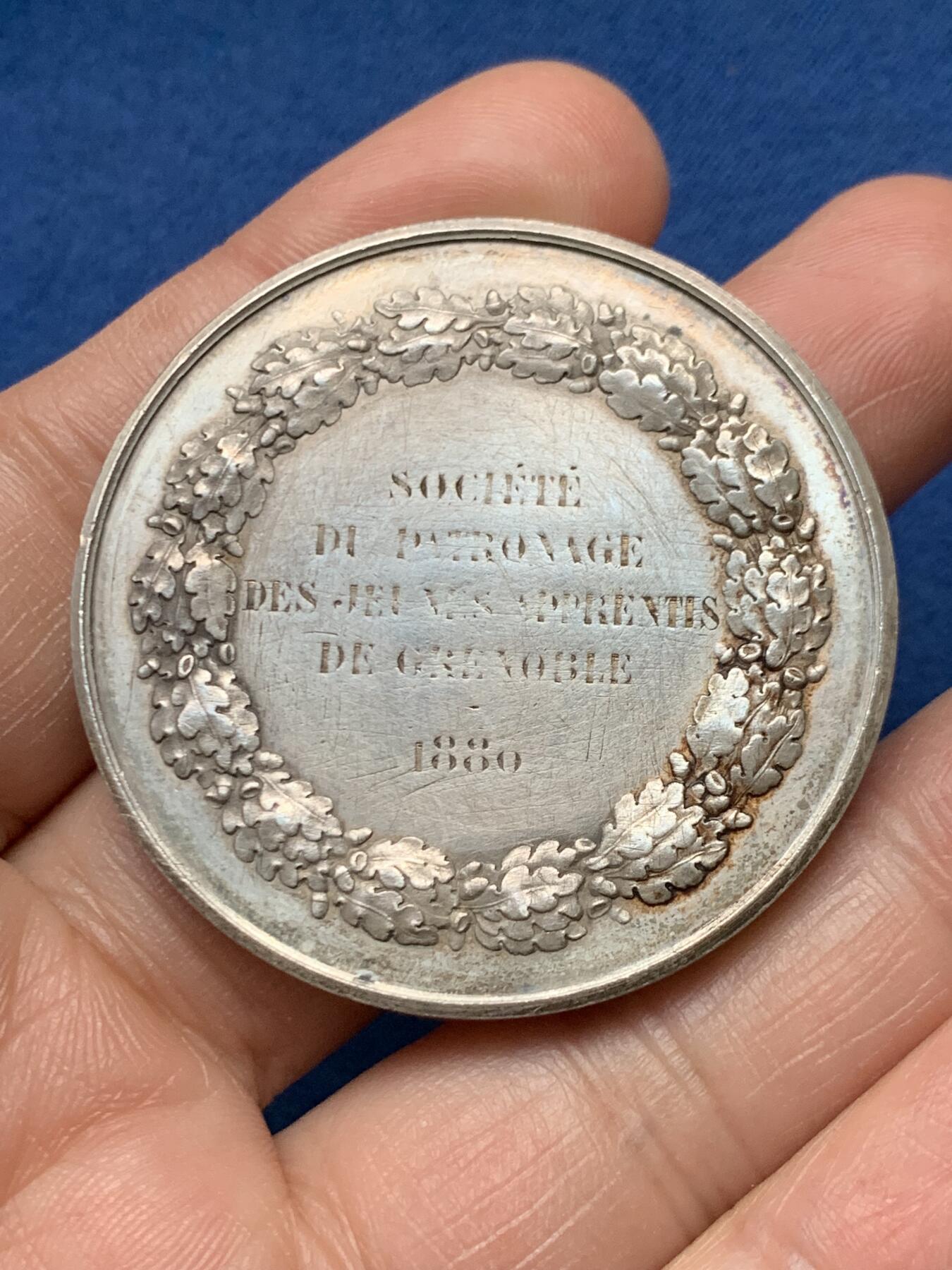 《竞宝斋》第472场 周日，周一，周二 3场连拍 （全场包邮）欢迎送拍 法国A.Dubois 格勒诺布尔童工、青年保护协会银章，49g，45.2mm，1879年仅铸造一个月的烟斗边铭