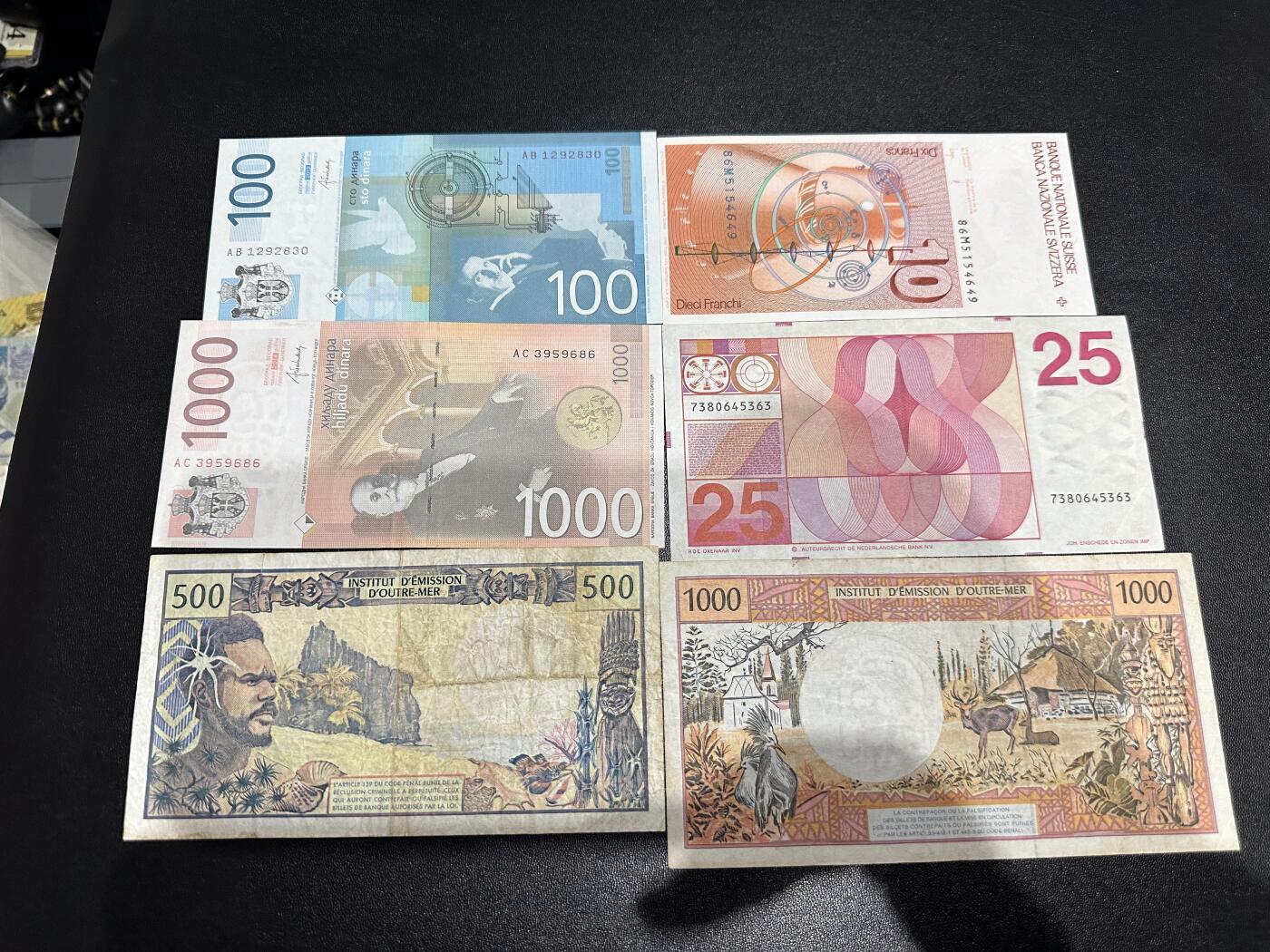 《外钞收藏家》第六百一十九期（精品场）（长期征集拍品、欢迎藏友们联系合作） 塞尔维亚100、1000、瑞士10法郎、荷兰人像25盾、法属太平洋500和1000法郎 六张一起  除了塞尔维亚100全新 其他非全新