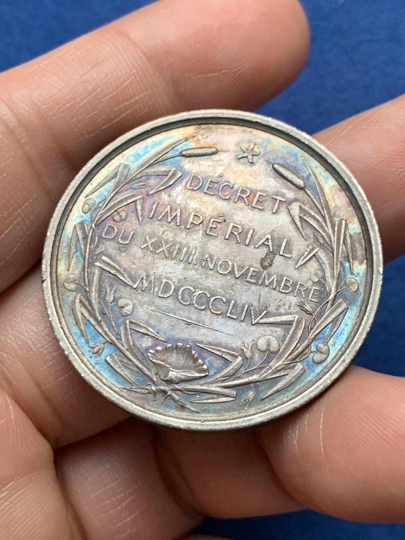 《竞宝斋》第472场 周日，周一，周二 3场连拍 （全场包邮）欢迎送拍 法国巴黎中央海上保险银质代币，罕见款，深彩包浆，正面图案：海面上女海王赤裸上身手拿三叉戟，骑坐在龙鱼上，漂亮罕见且稀少的银章值得收藏，直径：37mm，重：22.52g，手指银标。