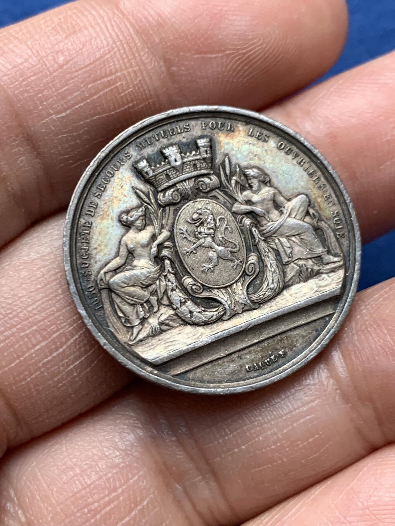 《竞宝斋》第472场 周日，周一，周二 3场连拍 （全场包邮）欢迎送拍 法国里昂丝绸工人互助会银质代币，12.90g，28.5mm，丰饶角边铭