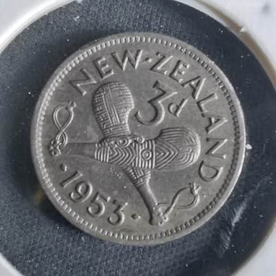 沼泽如烟--第1026场 - 新西兰1956年3便士伊二首年