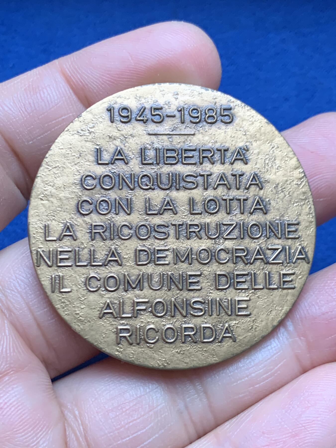 《竞宝斋》第472场 周日，周一，周二 3场连拍 （全场包邮）欢迎送拍 1985年意大利阿尔丰西内（Alfonsine）解放40周年纪念铜章，由雕刻师 Bucci 创作，用于纪念二战后意大利的解放与重建，加厚高浮雕。50.55克，44.8mm。