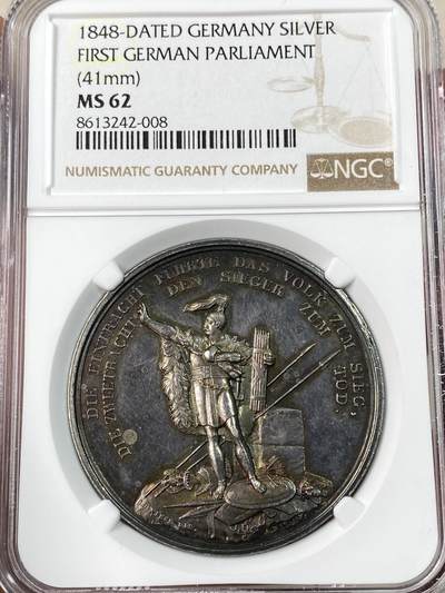 万国钱币拍卖第063期 - NGC MS62 1848年德国法兰克福国民议会暨全德制宪国民议会纪念大银章 欧洲三月革命后德国资产阶级自由派以制定全德宪法为核心任务召开第一次议会 会议最后通过了《德意志帝国宪法》（又称圣保罗宪法）规定建立统一君主立宪制德意志帝国 并将帝位授予普鲁士国王 此章采用日耳曼英雄阿米尼乌斯形象 背面是代表法兰克福的双头鹰徽  双面环彩孔雀蓝包浆高浮雕 仅见品种唯一入盒冠军分