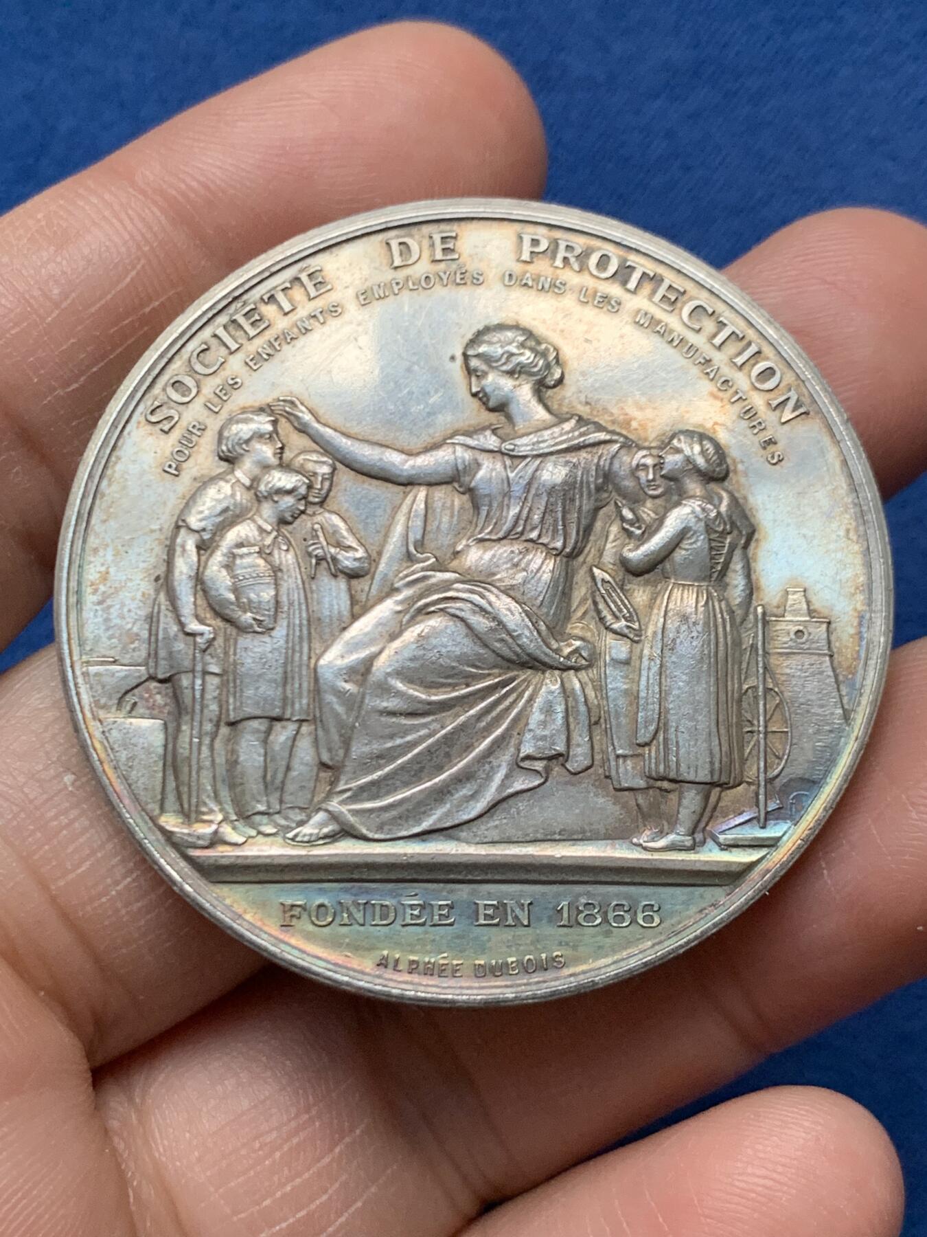 《竞宝斋》第472场 周日，周一，周二 3场连拍 （全场包邮）欢迎送拍 法国A.Dubois 格勒诺布尔童工、青年保护协会银章，49g，45.2mm，1879年仅铸造一个月的烟斗边铭