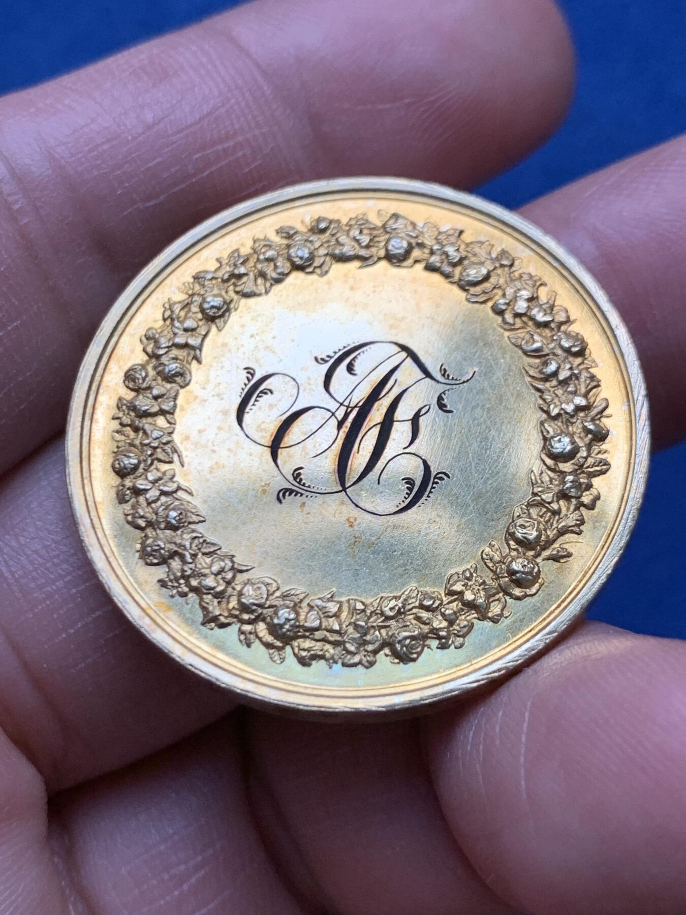 《竞宝斋》第472场 周日，周一，周二 3场连拍 （全场包邮）欢迎送拍 法国爱情与婚姻结婚纪念镀金银章，品相完整，金光闪闪，花体字漂亮，值得珍藏，带原盒。直径：33.2mm，重：16.5g