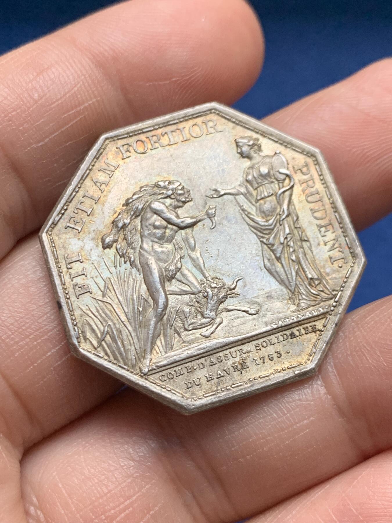 《竞宝斋》第472场 周日，周一，周二 3场连拍 （全场包邮）欢迎送拍 法国八角银质代币，路易十六头像勒阿弗尔团结保险公司，大力神赫拉克勒斯折断公牛的角赠送给审慎之神普鲁登斯，17.42g，33.5mm，早期无边铭