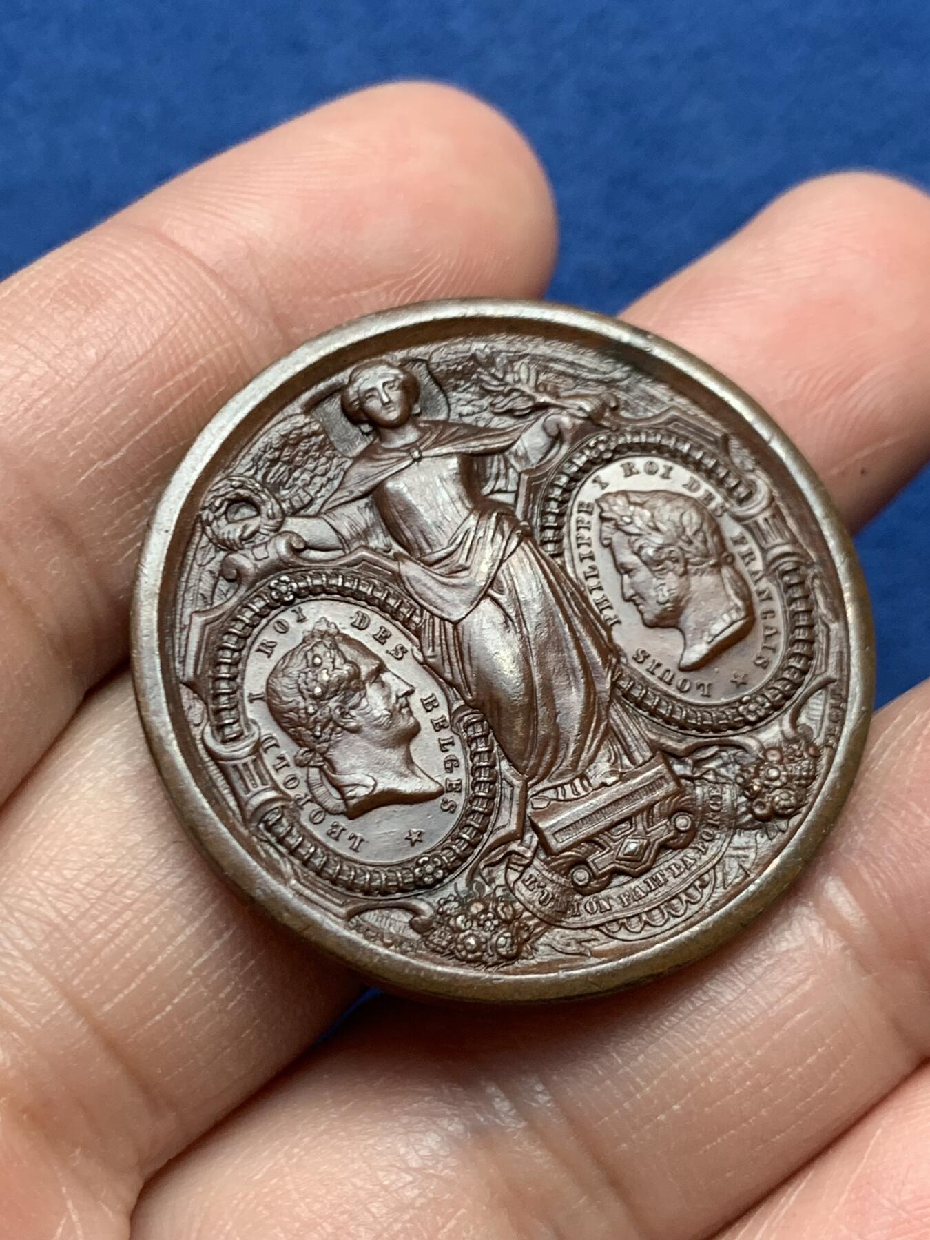 《竞宝斋》第472场 周日，周一，周二 3场连拍 （全场包邮）欢迎送拍 比利时布鲁塞尔-法国巴黎铁路通车纪念铜章，正面是两个国家的国王利奥波德一世与路易·菲利普一世，背后的两个女神手持代表两个地区的徽章盾牌，25.30g，35.8mm，巧克力状态极好