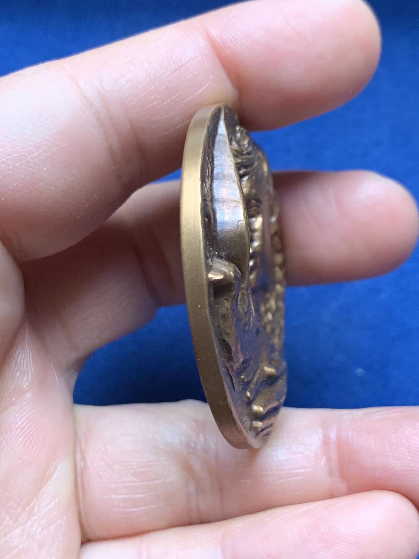 《竞宝斋》第472场 周日，周一，周二 3场连拍 （全场包邮）欢迎送拍 1985年意大利阿尔丰西内（Alfonsine）解放40周年纪念铜章，由雕刻师 Bucci 创作，用于纪念二战后意大利的解放与重建，加厚高浮雕。50.55克，44.8mm。