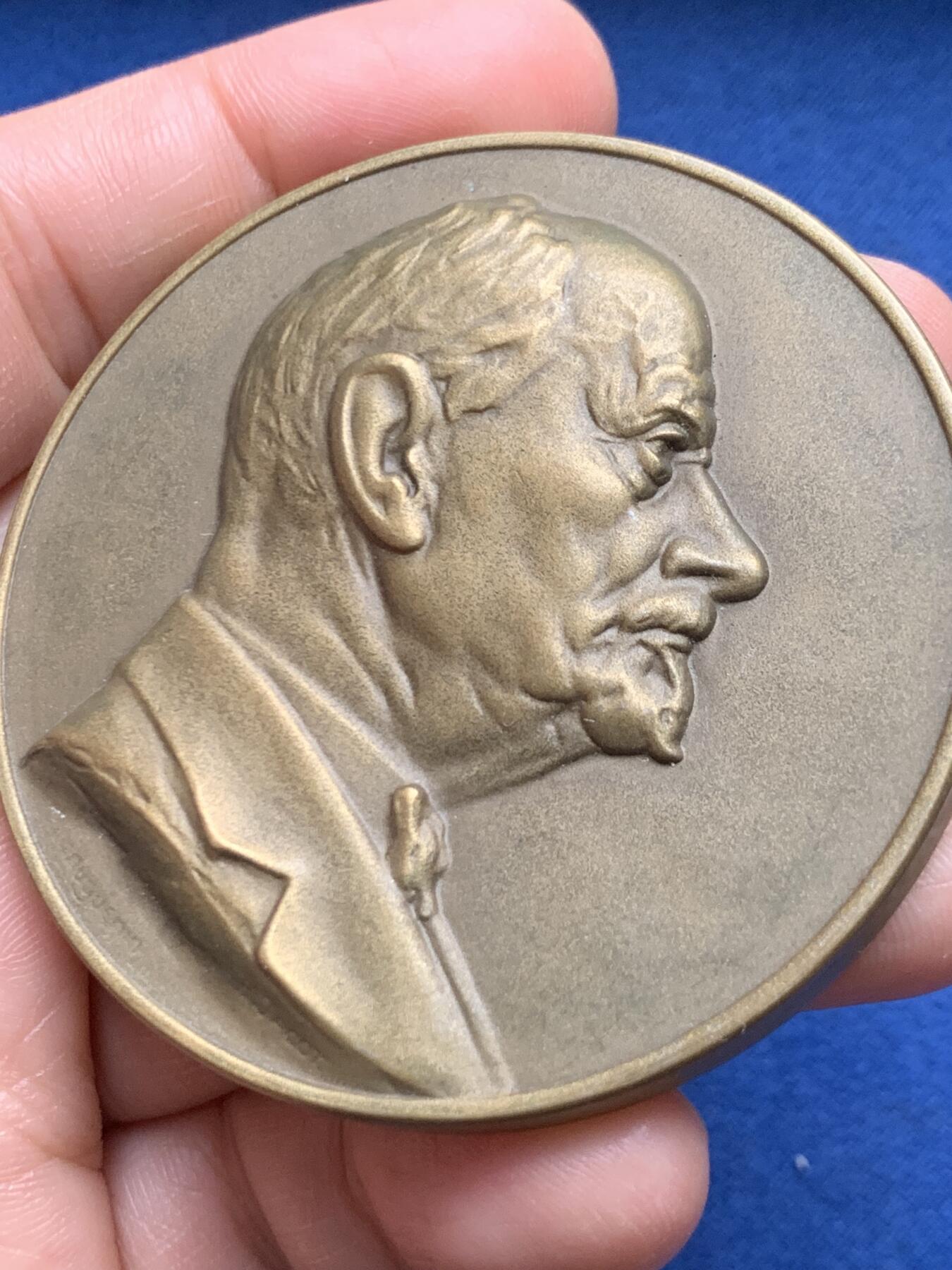 《竞宝斋》第472场 周日，周一，周二 3场连拍 （全场包邮）欢迎送拍 1942年瑞士再保险公司为总裁西蒙博士（Dr. Charles Simon）80寿辰定制的纪念铜章，由瑞士著名章牌厂 Huguenin 铸造，加大加厚。108.1克，59.7mm。