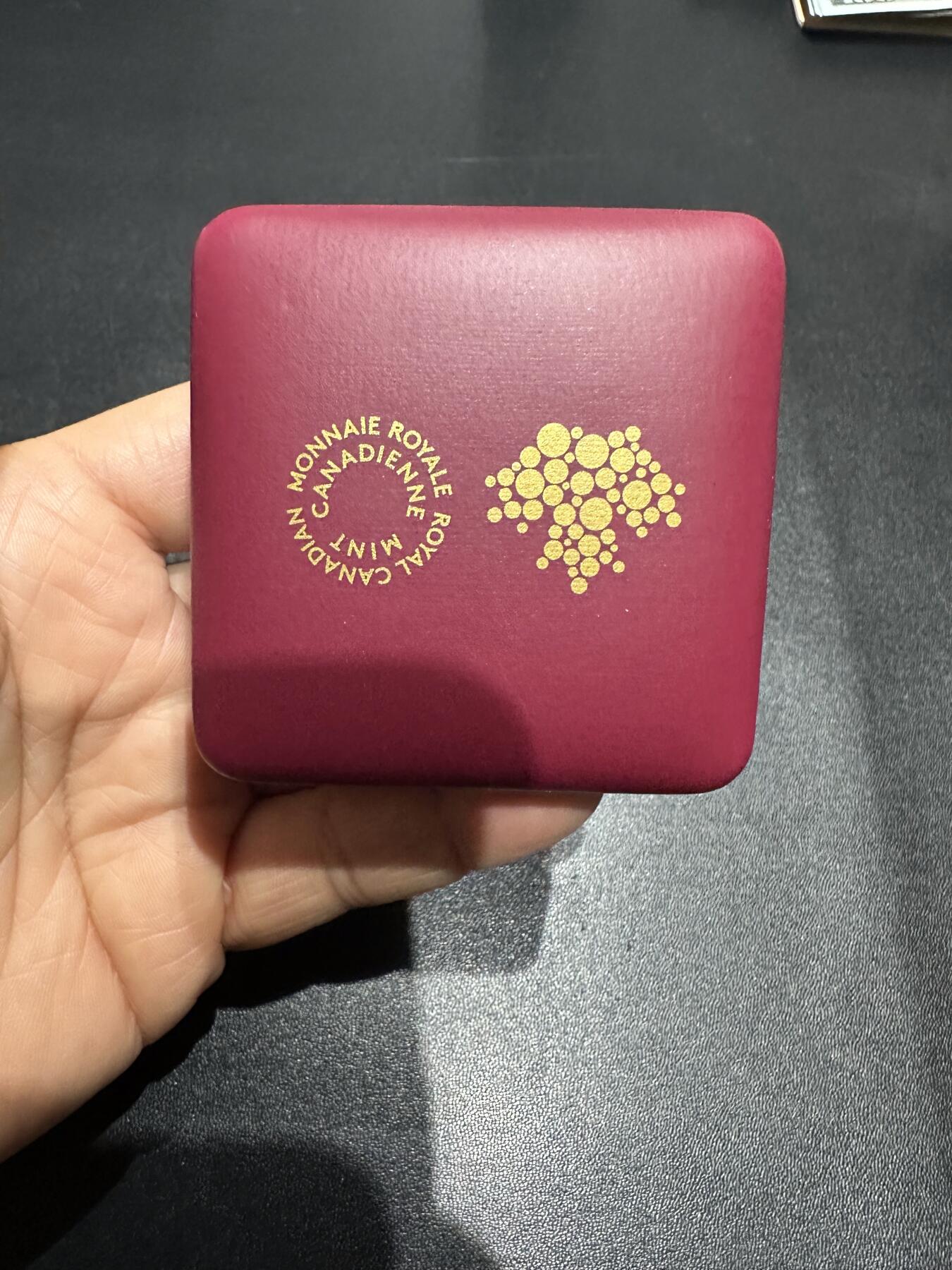 《外钞收藏家》第六百一十九期（精品场）（长期征集拍品、欢迎藏友们联系合作） 2019年加拿大动物群体系列 水獭 彩色精致银币 1盎司 原盒原证书