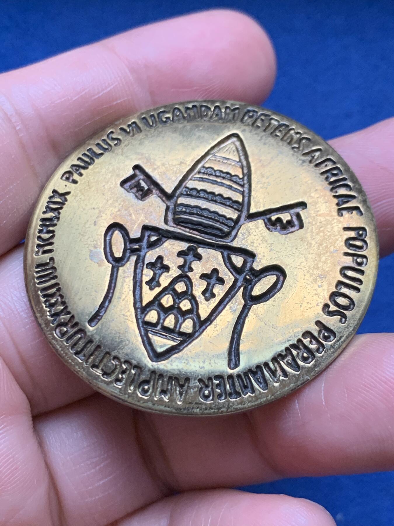 《竞宝斋》第472场 周日，周一，周二 3场连拍 （全场包邮）欢迎送拍 1969年教皇保罗六世访问乌干达纪念铜章，属于天主教重要的外事纪念物，见证了教皇对非洲大陆的首次牧灵访问。40克，43.5mm。