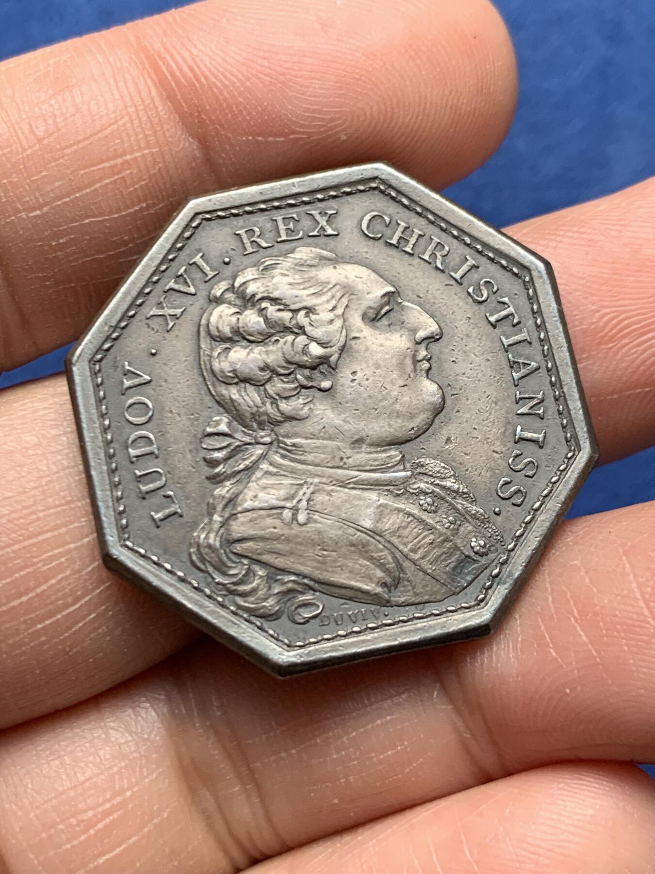 《竞宝斋》第472场 周日，周一，周二 3场连拍 （全场包邮）欢迎送拍 法国路易十六头像巴黎股票证券交易所八角银质代币，15.9g，31.7mm，早期无边铭