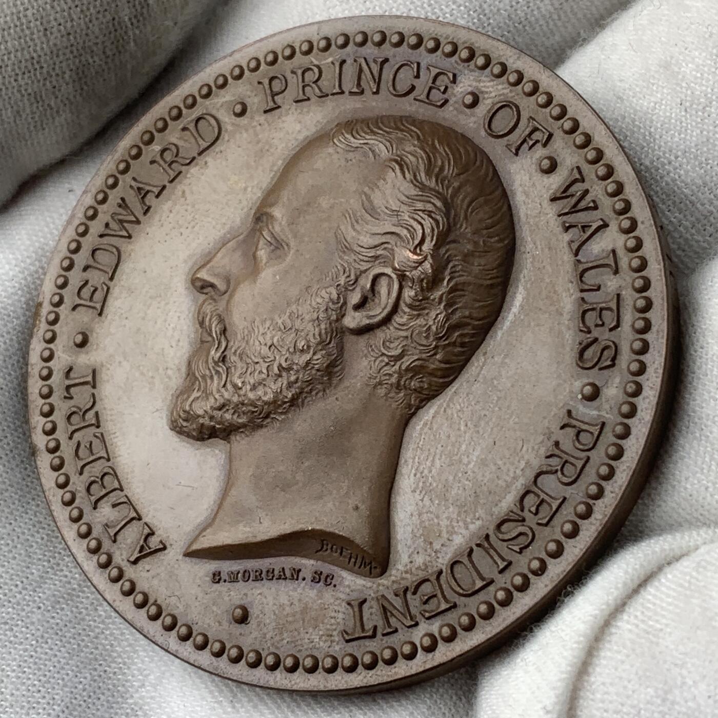 掌中浮雕-藏着的欧洲第055场 1874年伦敦世界博览会铜章，52mm，J. E. Boehm and G. T. Morgan雕刻，边缘刻有“JOHN PENN F.R.S. FOR SERVICES，原盒