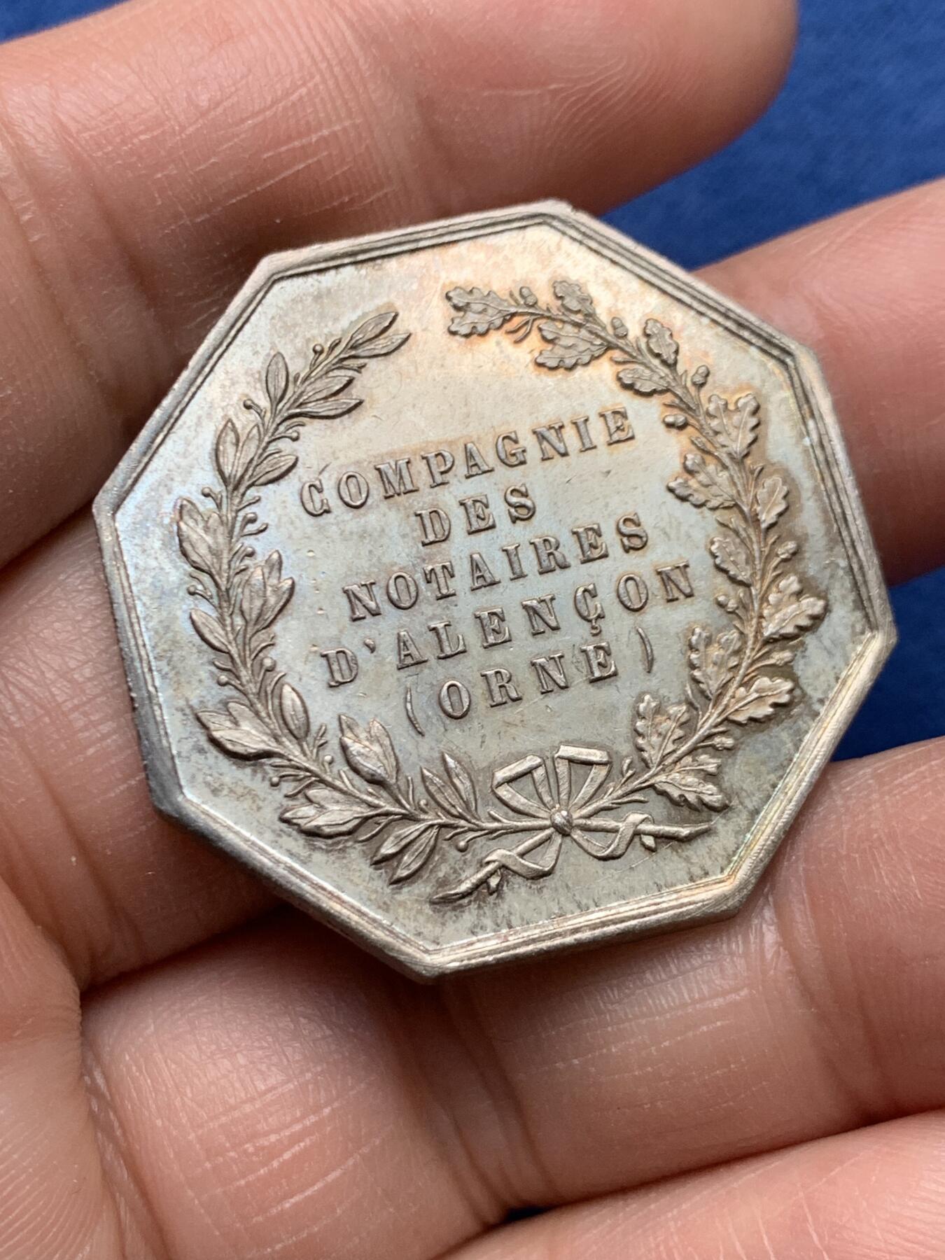 《竞宝斋》第472场 周日，周一，周二 3场连拍 （全场包邮）欢迎送拍 法国阿朗松公证人八角银质代币，直径：33.8mm，重：18.25g，丰饶角银标