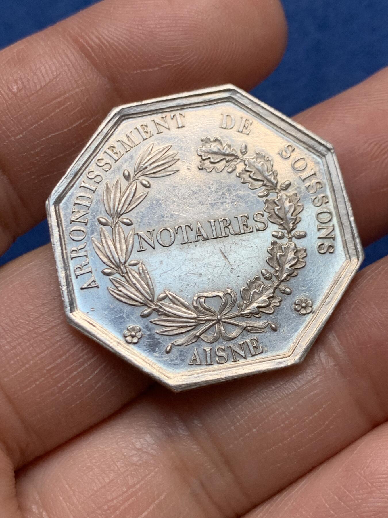 《竞宝斋》第472场 周日，周一，周二 3场连拍 （全场包邮）欢迎送拍 法国JETON银质八角，苏瓦松公证人，直径31.9毫米，克重15.08，边铭：蜜蜂+argent