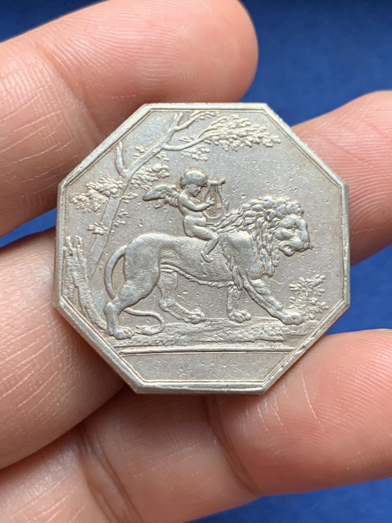 《竞宝斋》第472场 周日，周一，周二 3场连拍 （全场包邮）欢迎送拍 法国八角银质代币，爱情与婚姻信物，丘比特骑着狮子，“爱能战胜一切”，13.68g，31.4mm，早期无边铭，铸造风格像路易十六时期