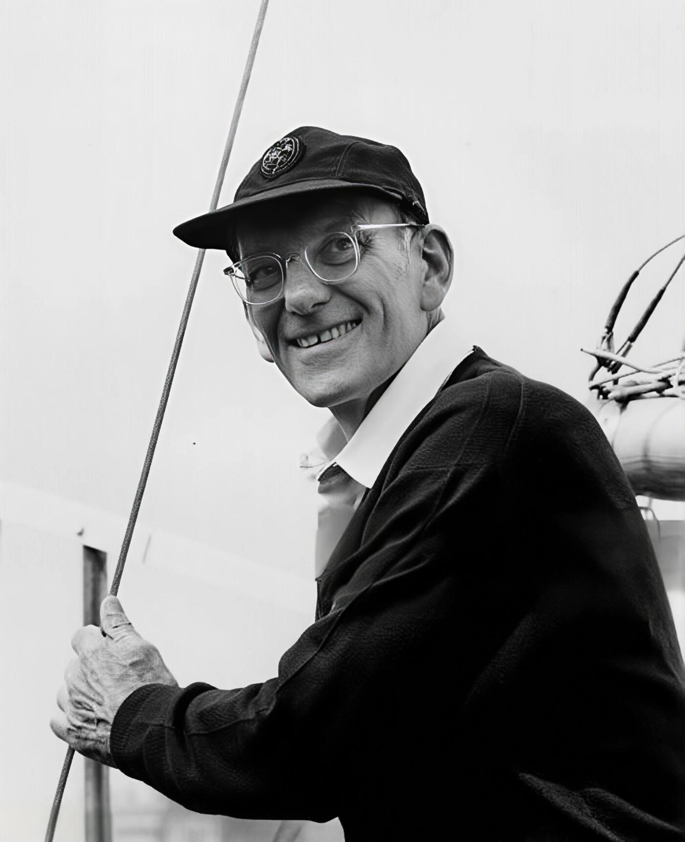 【俄甄集藏】2026年(049)03-18星期三 晚 19:30 全场包邮 英国1967年纪念弗朗西斯·奇切斯特爵士环球航行大银章，原盒证，五彩酱彩老包浆，直径：57mm，重量：75.2克，发行量：1000枚，稀少品种