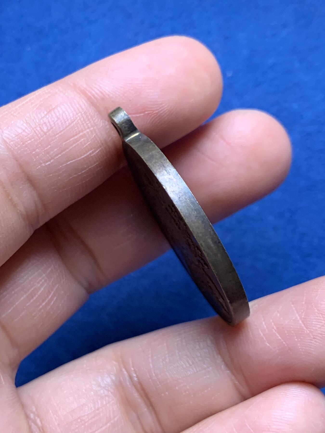 《竞宝斋》第472场 周日，周一，周二 3场连拍 （全场包邮）欢迎送拍 1887年瑞士日内瓦联邦射击节纪念铜章，属于瑞士经典的射击节（Schützenfest）系列纪念章，直接可做吊坠使用。17.85克，33.2mm。