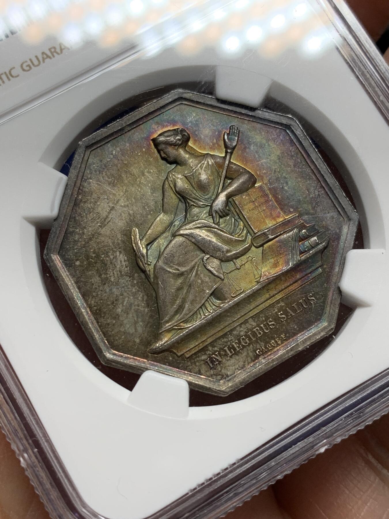 《竞宝斋》第472场 周日，周一，周二 3场连拍 （全场包邮）欢迎送拍 NGC MS62 法国1835法律杂志八角银质代币，蜜蜂边铭，大规格：直径35mm。