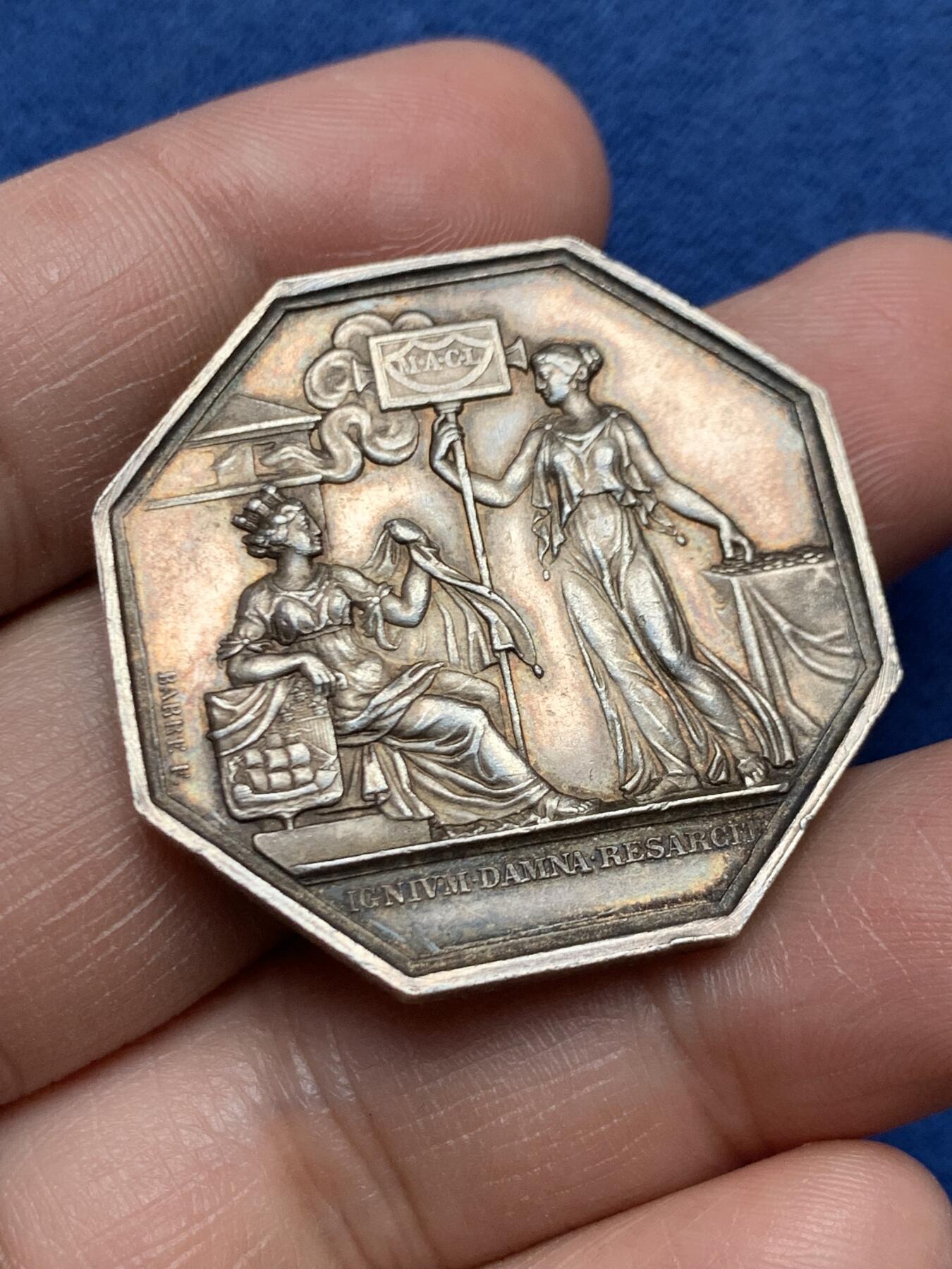 《竞宝斋》第472场 周日，周一，周二 3场连拍 （全场包邮）欢迎送拍 法国JETON银质八角，巴黎火灾保险公司，直径35.6毫米，克重23，边铭：丰饶角+argent