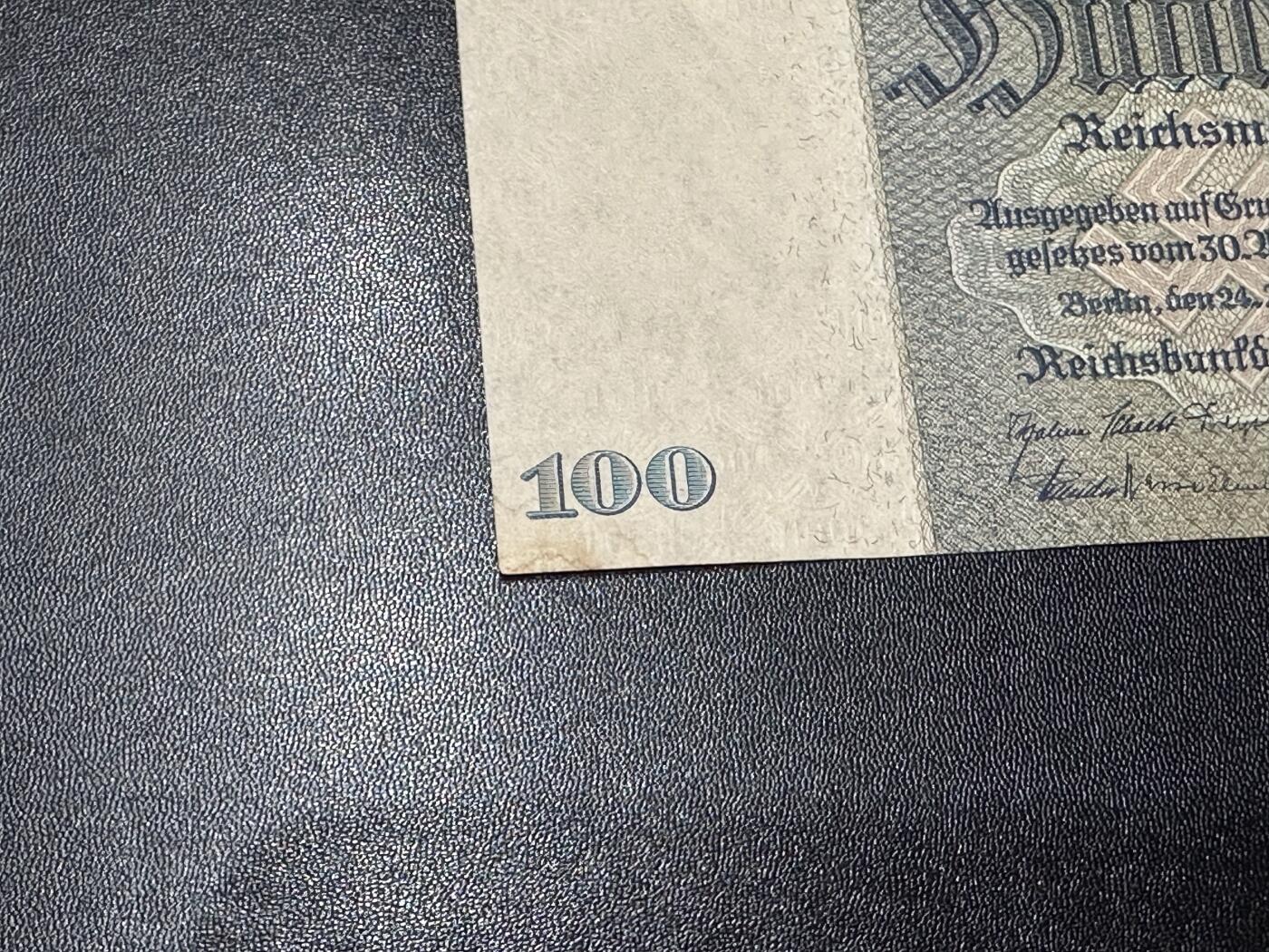 《外钞收藏家》第六百一十九期（精品场）（长期征集拍品、欢迎藏友们联系合作） 1924年版德国100马克 A冠 正面左下角有黄 UNC- 尾095 这张角瑕疵有点重