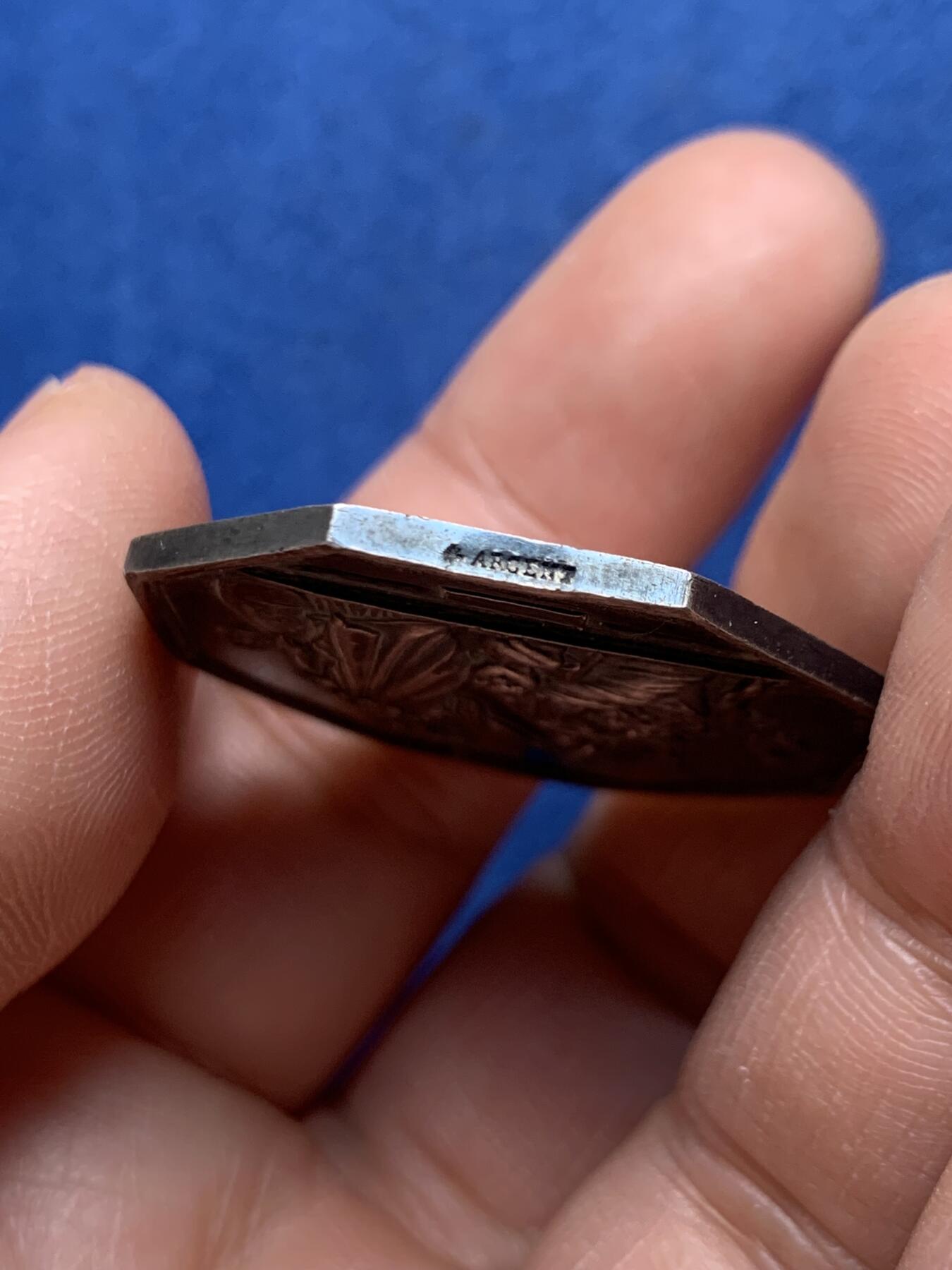 《竞宝斋》第472场 周日，周一，周二 3场连拍 （全场包邮）欢迎送拍 法国JETON银质八角，人寿年金信贷保险公司，雅典娜守护儿童，直径34.4毫米，克重17.65，边铭：蜜蜂+argent