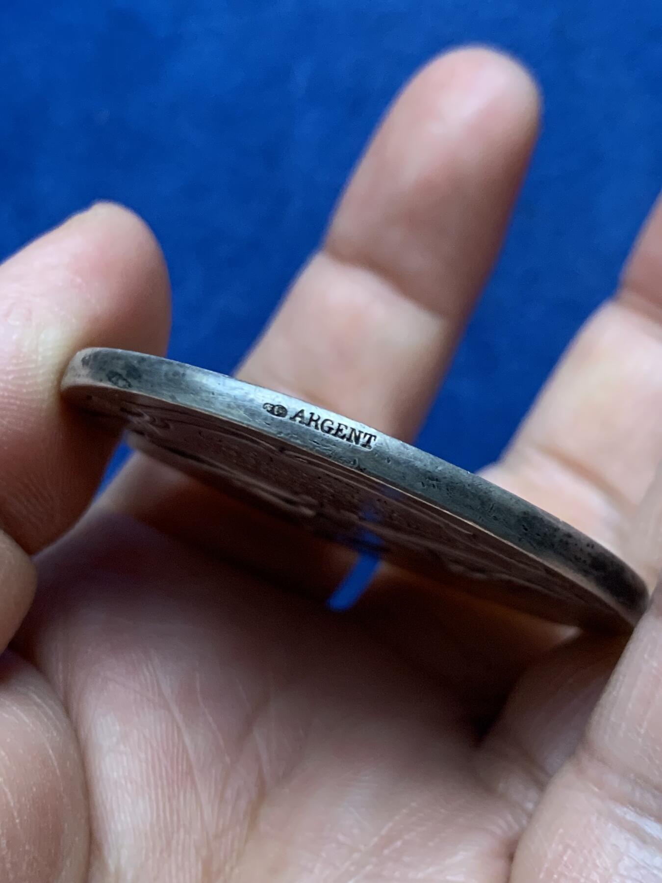 《竞宝斋》第472场 周日，周一，周二 3场连拍 （全场包邮）欢迎送拍 法国Bottee 里昂市鸽友协会银章，58.8g，49.3mm，丰饶角边铭