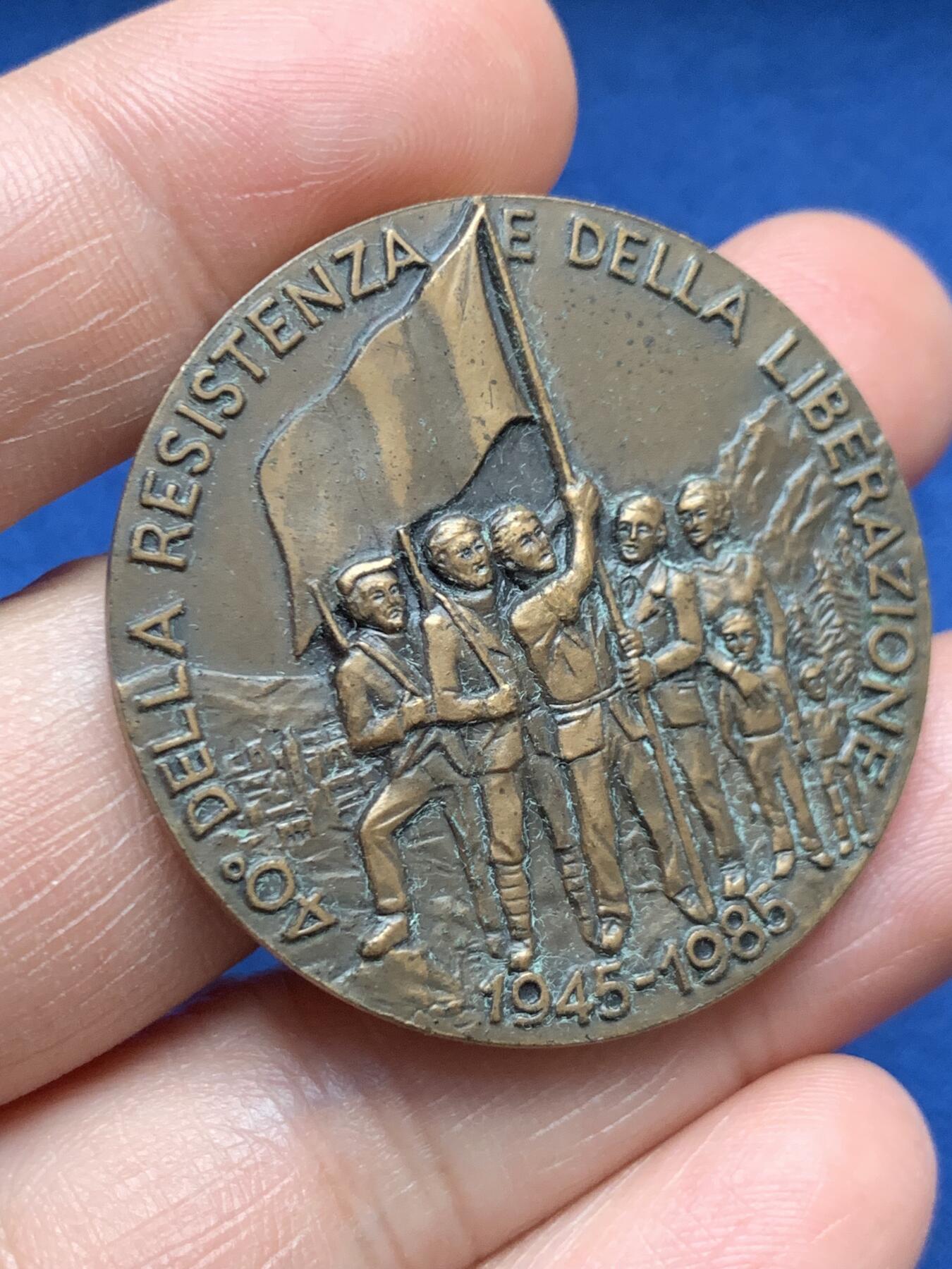 《竞宝斋》第472场 周日，周一，周二 3场连拍 （全场包邮）欢迎送拍 意大利抵抗运动与解放40周年纪念铜章，发行于1985年，用于纪念1945年二战胜利后意大利从法西斯统治下解放。34.95克，40mm。