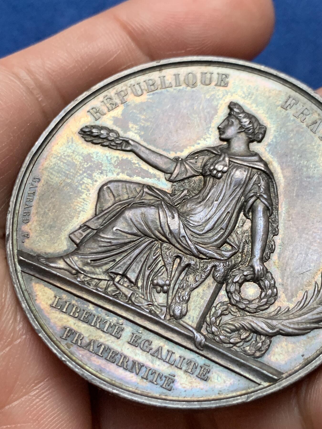 《竞宝斋》第472场 周日，周一，周二 3场连拍 （全场包邮）欢迎送拍 法国普瓦西农业和商业部竞赛银章，64.8g，49.8mm，手指边铭