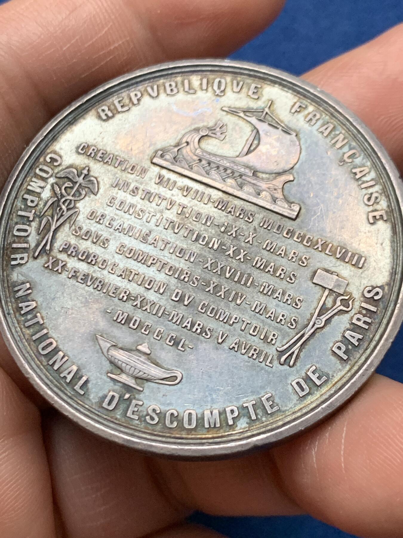 《竞宝斋》第472场 周日，周一，周二 3场连拍 （全场包邮）欢迎送拍 法国巴黎国家商会银章，组成法国巴黎银行的四家银行之一，43.5g，45.1mm，1879年仅铸造一个月的烟斗边铭