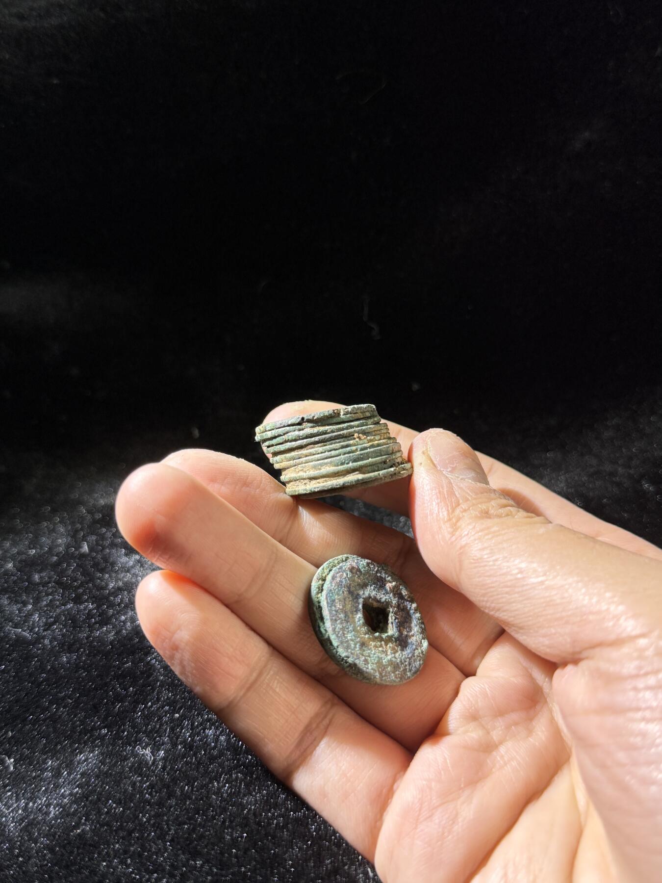 戎马世界章牌大赏，铜钱场 宋小平钱坨子加小饼子一组，共15枚