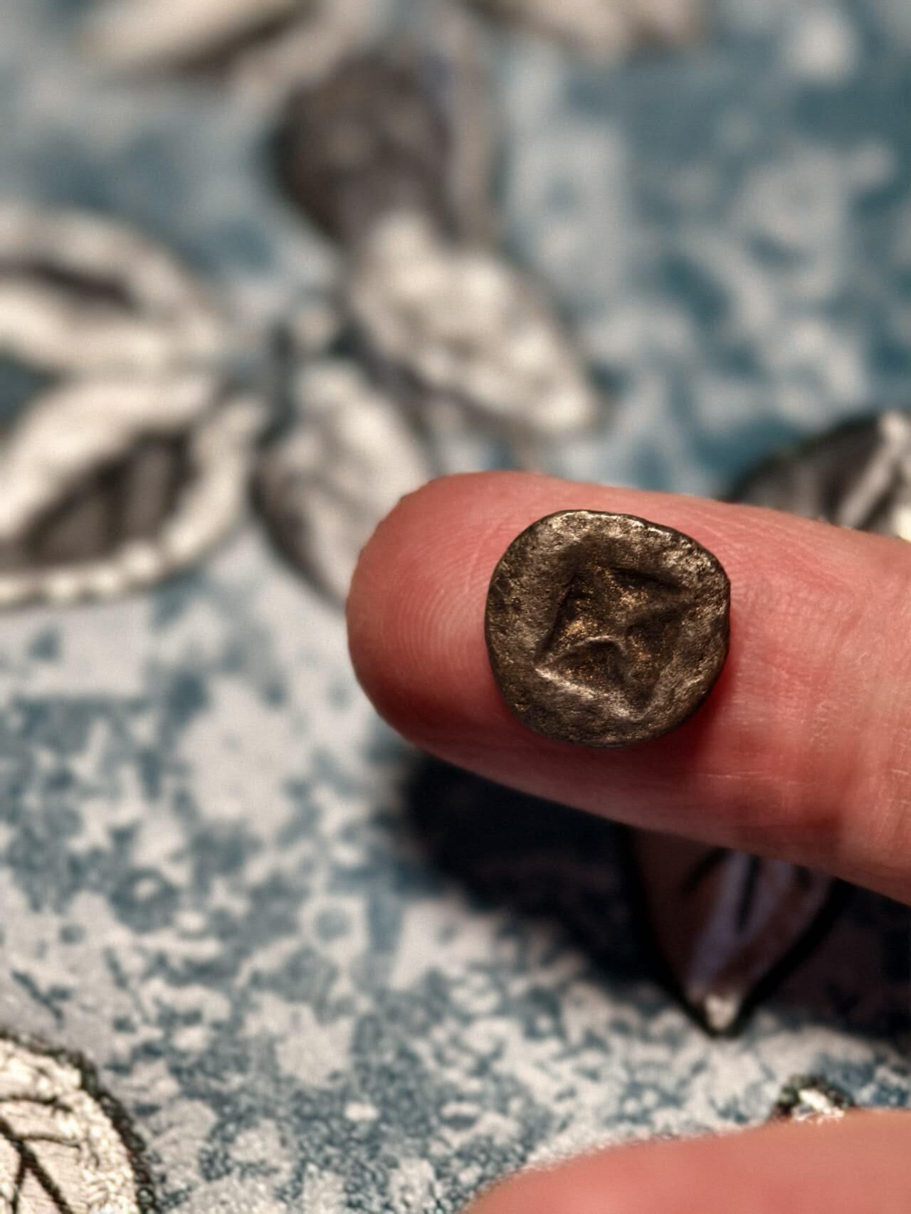 抚柳草堂-第十七期章牌钱币  奖章勋章限时免佣 满百包邮 放漏专场 三佛齐王国末期至满者伯夷王国早期打制小银币 1.6g重 正面有檀香花徽记，背面爪哇岛文，面值1 Unit或称Masa