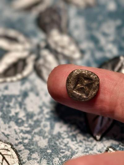 抚柳草堂-第十七期章牌钱币  奖章勋章限时免佣 满百包邮 放漏专场 - 三佛齐王国末期至满者伯夷王国早期打制小银币 1.6g重 正面有檀香花徽记，背面爪哇岛文，面值1 Unit或称Masa