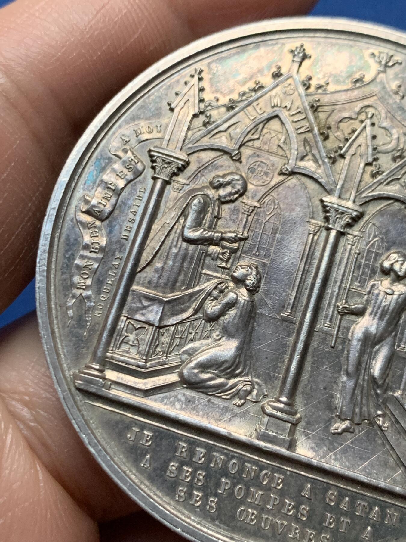 《竞宝斋》第472场 周日，周一，周二 3场连拍 （全场包邮）欢迎送拍 法国洗礼、圣餐和坚信礼银章，60.55g，51mm，蜜蜂边铭