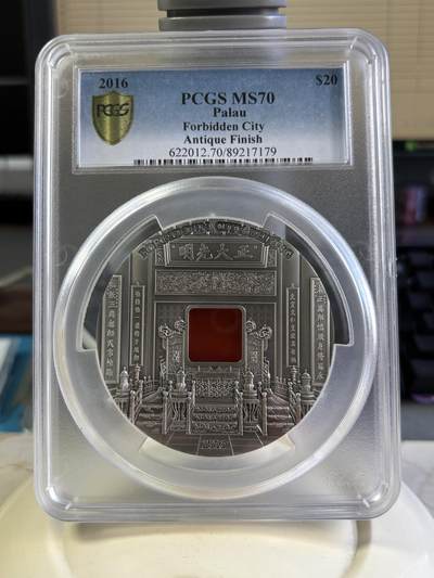 第193期拍卖 - 2016 年帕劳故宫 “正大光明” 仿古银币，PCGS MS70 满分评级，采用仿古做旧工艺，币面还原乾清宫 “正大光明” 匾额及龙椅场景，中央镶嵌天然红玛瑙，德国梅耶造币厂铸造，全球限量 999 枚，是中外钱币文化融合的经典之作。【作者签名，极度稀缺】，5盎司，999银，发行999银