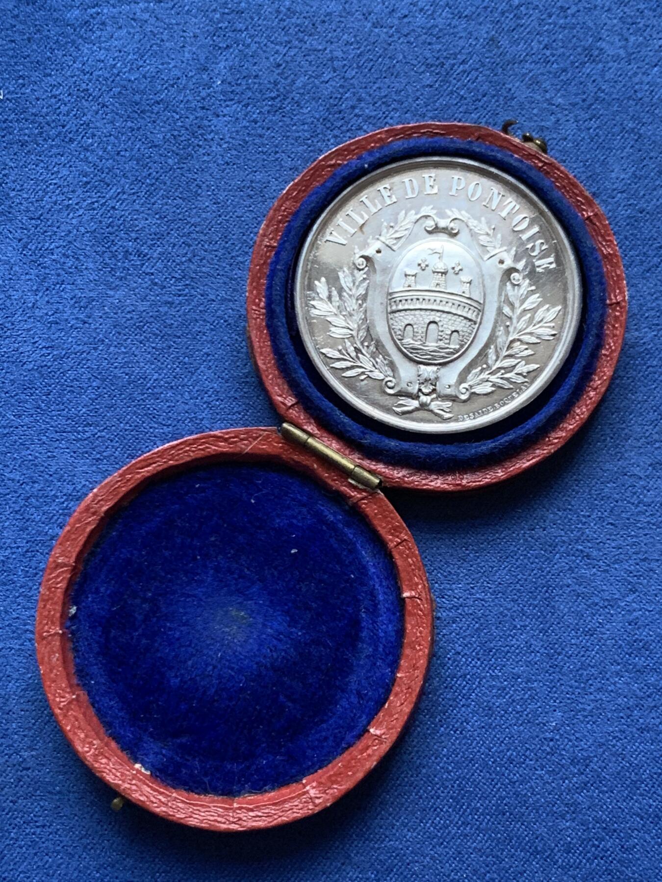 《竞宝斋》第472场 周日，周一，周二 3场连拍 （全场包邮）欢迎送拍 法国蓬图瓦兹农业与园艺协会银章 35.1mm 20.7g 蜜蜂银标 带盒