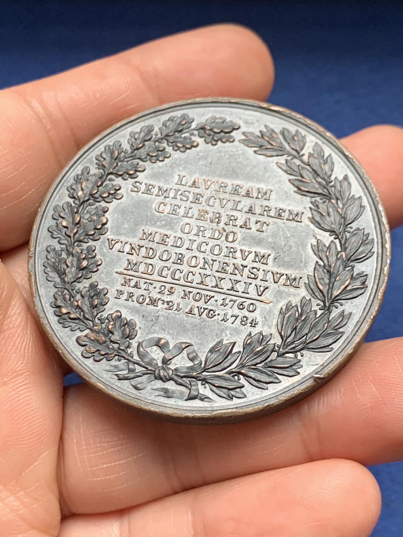 《竞宝斋》第472场 周日，周一，周二 3场连拍 （全场包邮）欢迎送拍 1834年维也纳医师公会半百周年纪念铜章，为纪念创始人安德烈亚斯·利伯男爵（Andreas Liber Baron）而制，由雕刻家 J. D. Böhm 创作，少见品种。70.8克，51.3mm。