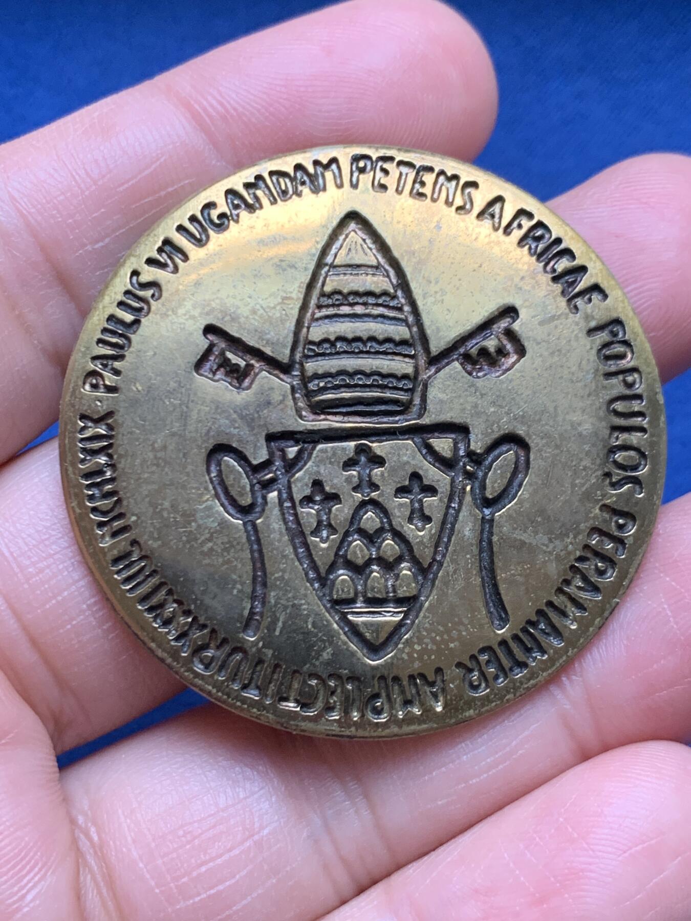 《竞宝斋》第472场 周日，周一，周二 3场连拍 （全场包邮）欢迎送拍 1969年教皇保罗六世访问乌干达纪念铜章，属于天主教重要的外事纪念物，见证了教皇对非洲大陆的首次牧灵访问。40克，43.5mm。