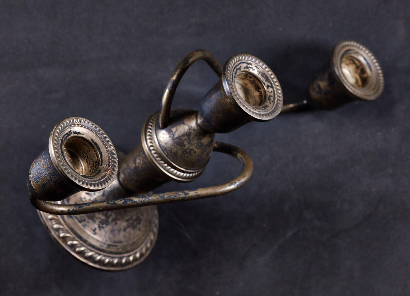 【俄甄集藏】2026年(049)03-18星期三 晚 19:30 全场包邮 美国1930年代古董银质烛台，长：270mm，高：160mm，底座直径：90mm，重量：504克，925银，底座有局部配重，整体含银比例约60%，原味包浆，保存完好（上期被鸽，重新拍）