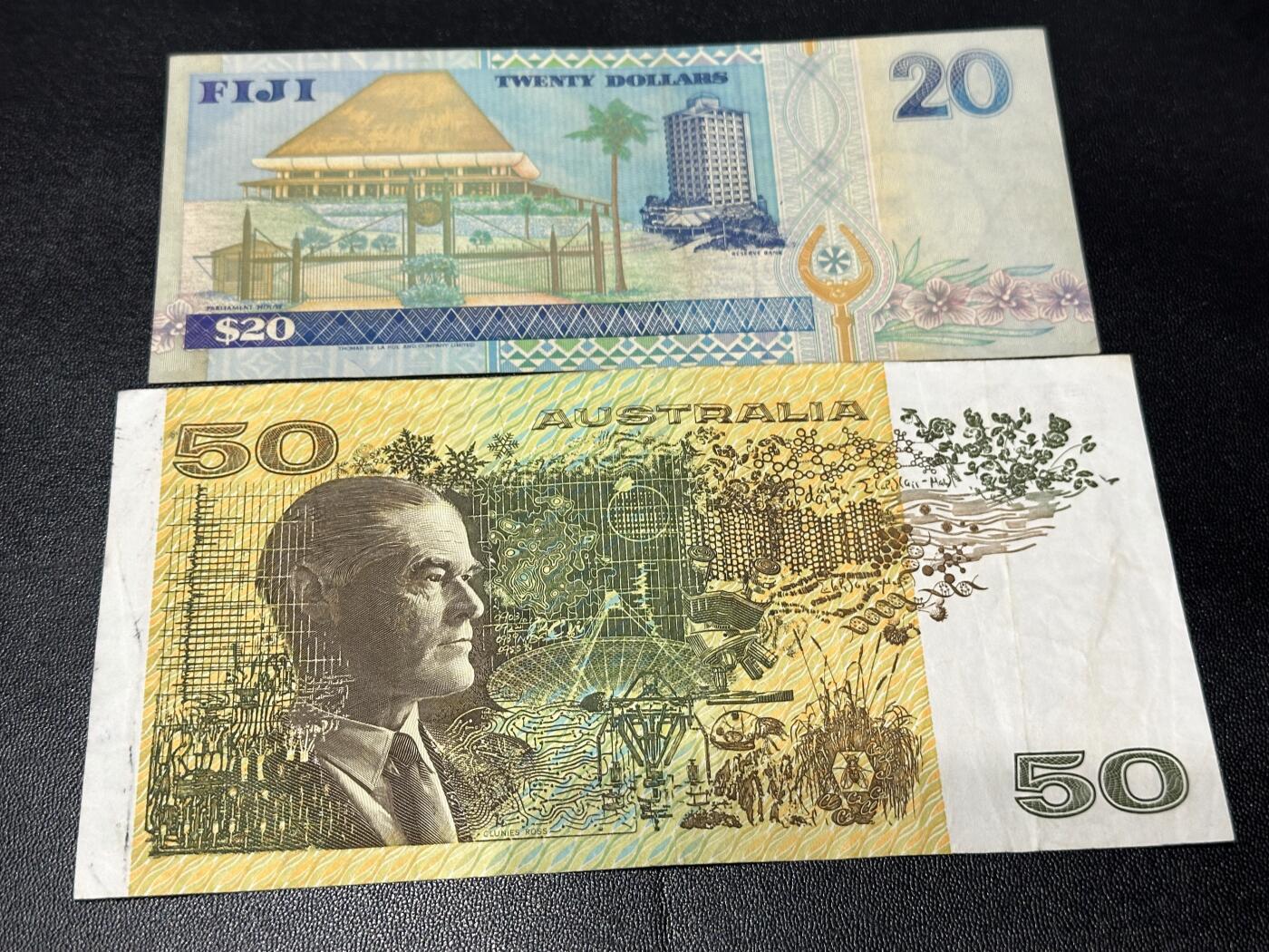 《外钞收藏家》第六百一十九期（精品场）（长期征集拍品、欢迎藏友们联系合作） 斐济20+澳大利亚50元2张一起 非全新 品相如图 号码无47