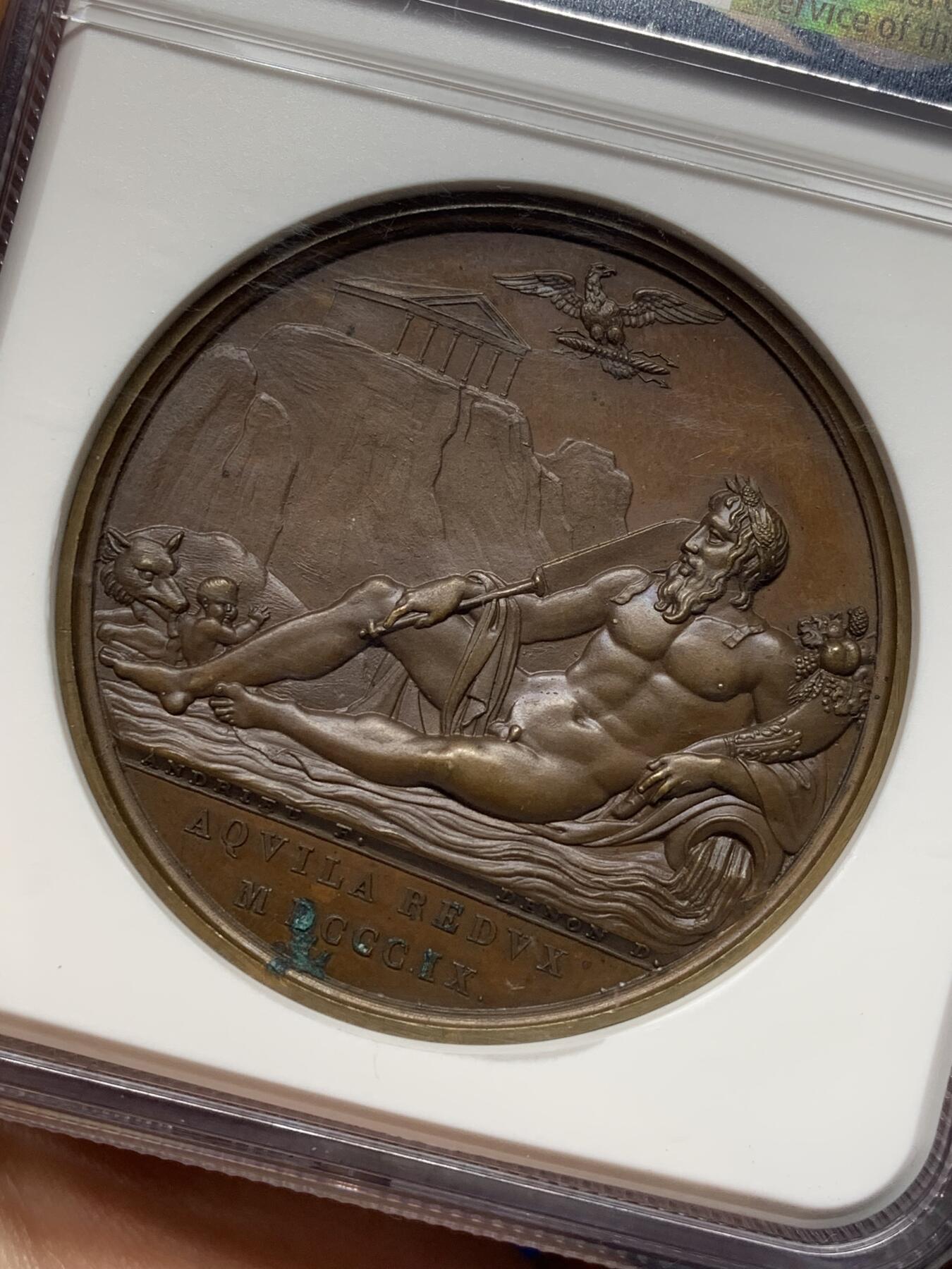 《竞宝斋》第472场 周日，周一，周二 3场连拍 （全场包邮）欢迎送拍 NGC MS63BN 1809年法国拿破仑一世征服罗马 纪念大铜章 高分 背面提伯河河神手持丰饶角祝贺 远处山顶上为帕特农神庙 加厚盒 工艺细节看应为原铸品 具体自行分辨