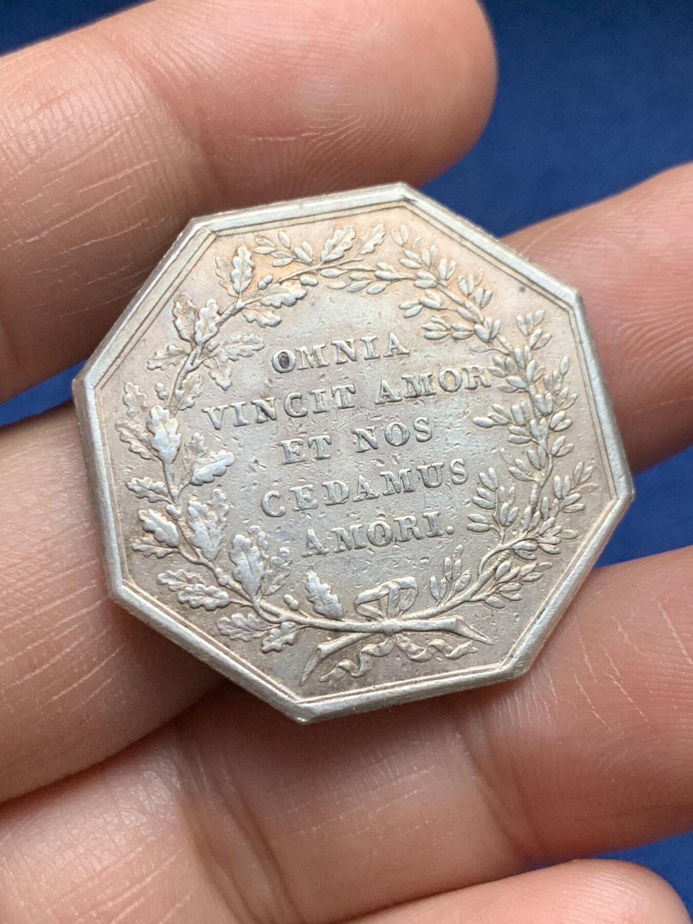 《竞宝斋》第472场 周日，周一，周二 3场连拍 （全场包邮）欢迎送拍 法国八角银质代币，爱情与婚姻信物，丘比特骑着狮子，“爱能战胜一切”，13.68g，31.4mm，早期无边铭，铸造风格像路易十六时期