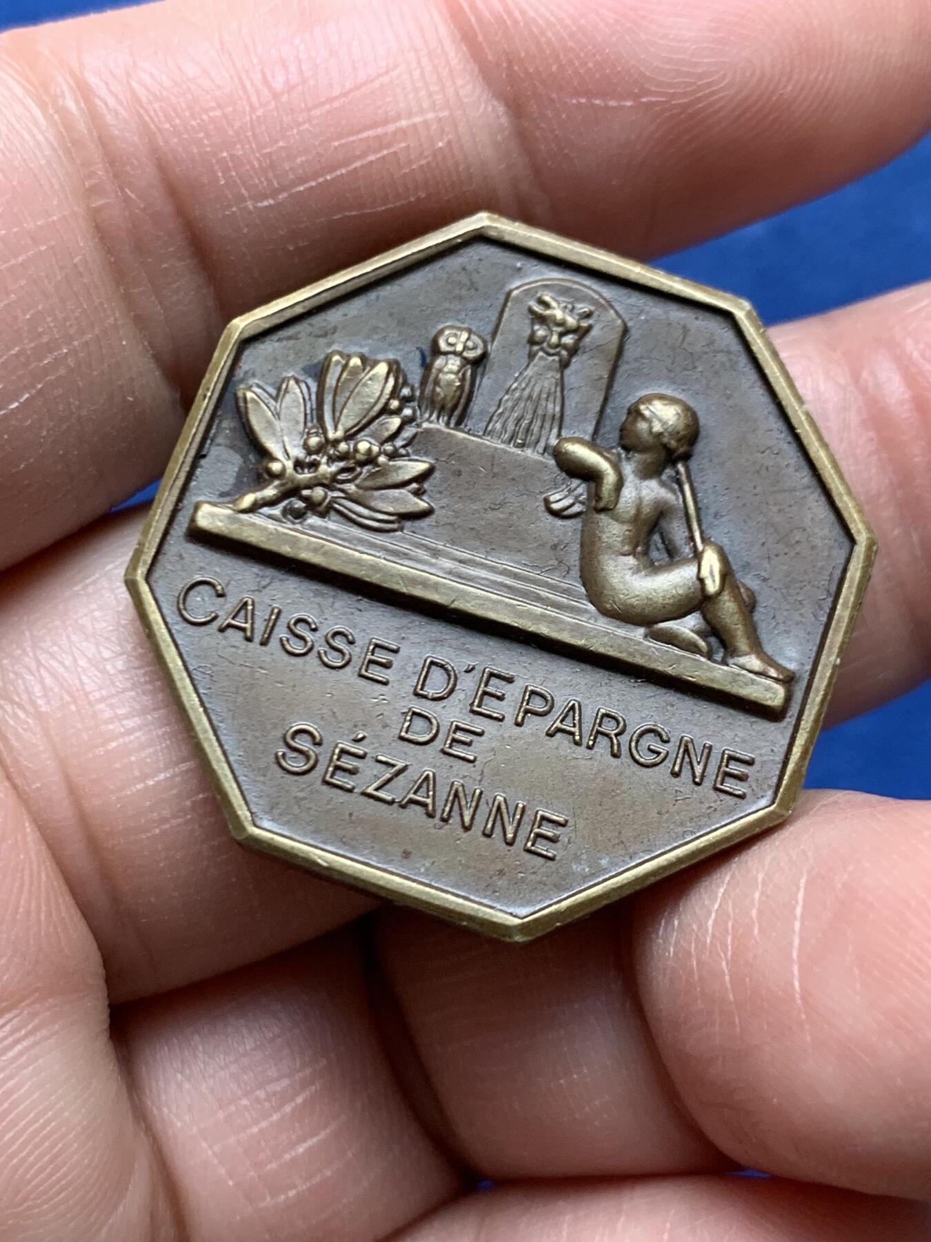 《竞宝斋》第472场 周日，周一，周二 3场连拍 （全场包邮）欢迎送拍 法国塞扎娜储蓄银行八角铜质代币，13.71g，29.8mm，丰饶角边铭