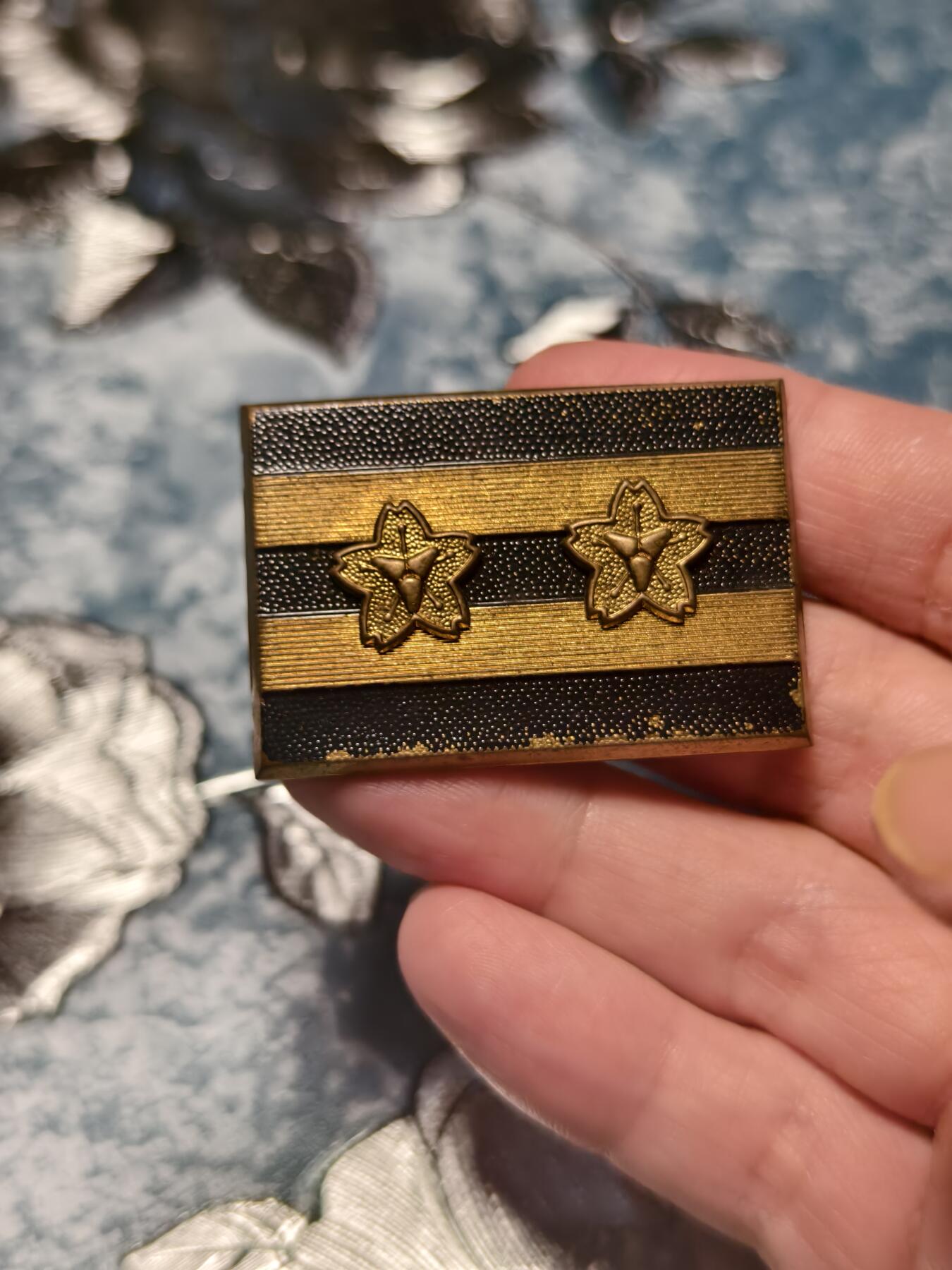 抚柳草堂-第十七期章牌钱币  奖章勋章限时免佣 满百包邮 放漏专场 日本消防领章 双樱花+双杠，对应消防司（しょうぼうし）或消防副长级别