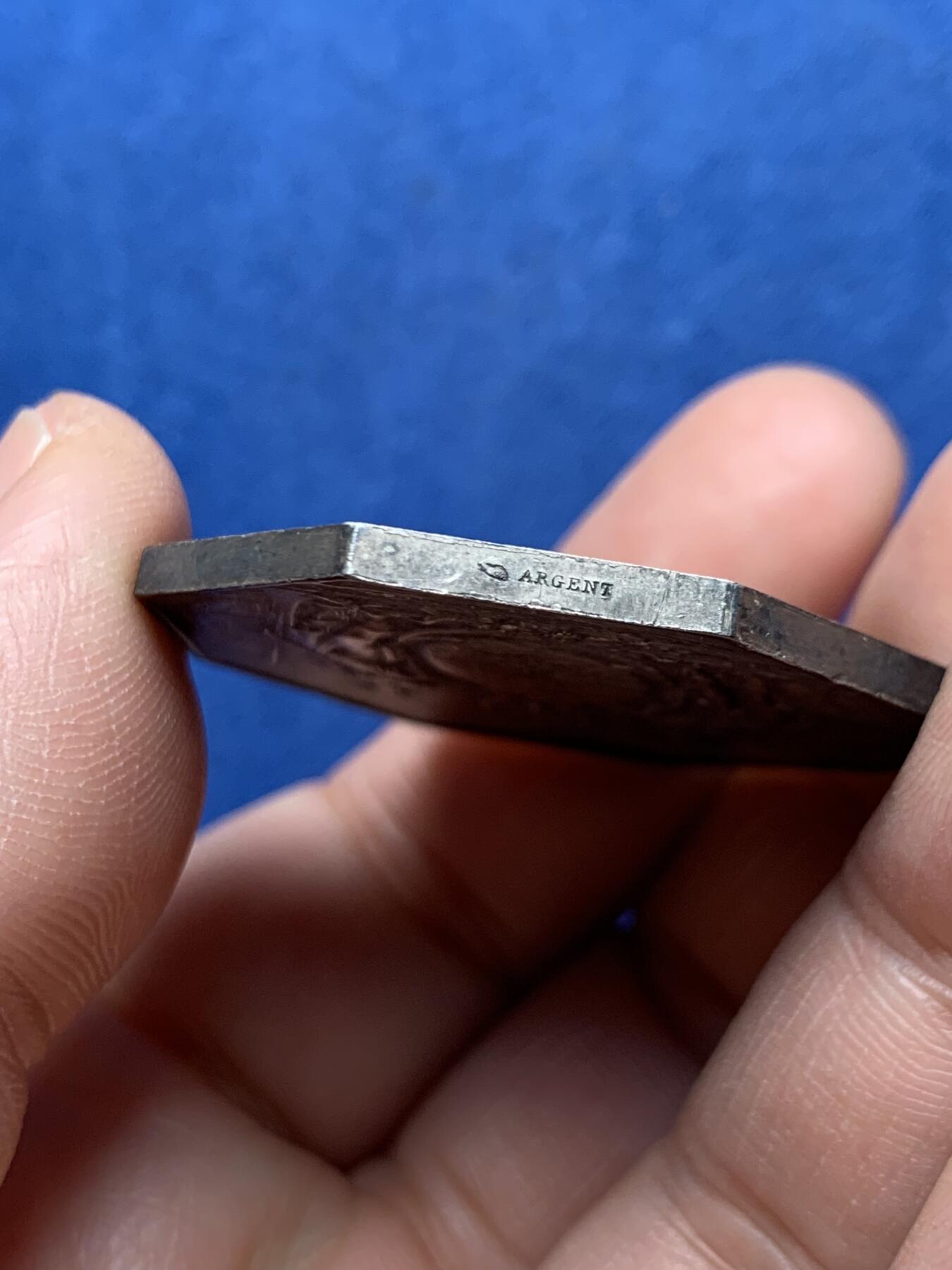 《竞宝斋》第472场 周日，周一，周二 3场连拍 （全场包邮）欢迎送拍 法国跨大西洋邮政八角银质代币，27.35g，38.5mm，丰饶角边铭