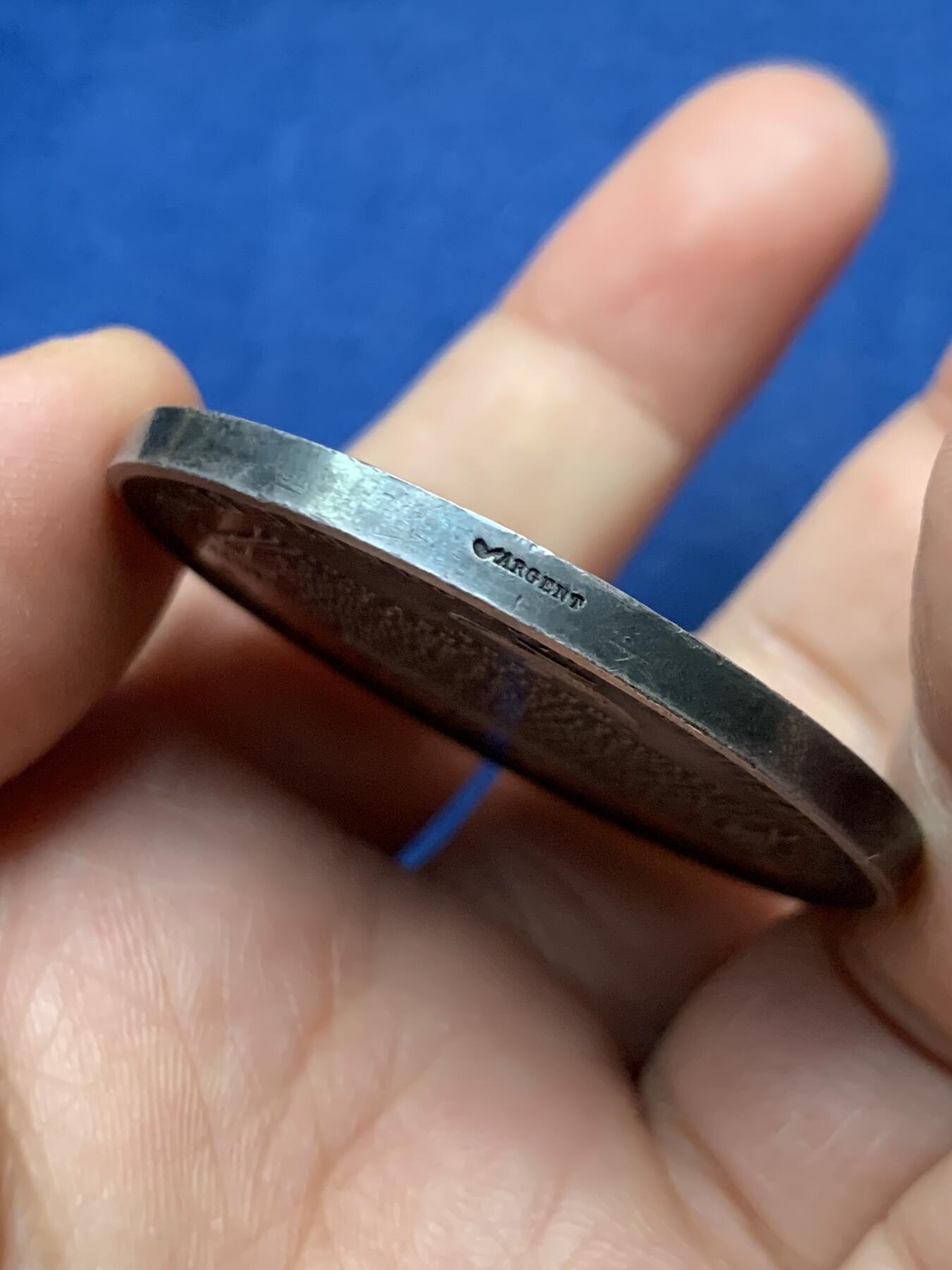 《竞宝斋》第472场 周日，周一，周二 3场连拍 （全场包邮）欢迎送拍 法国巴黎国家商会银章，组成法国巴黎银行的四家银行之一，43.5g，45.1mm，1879年仅铸造一个月的烟斗边铭