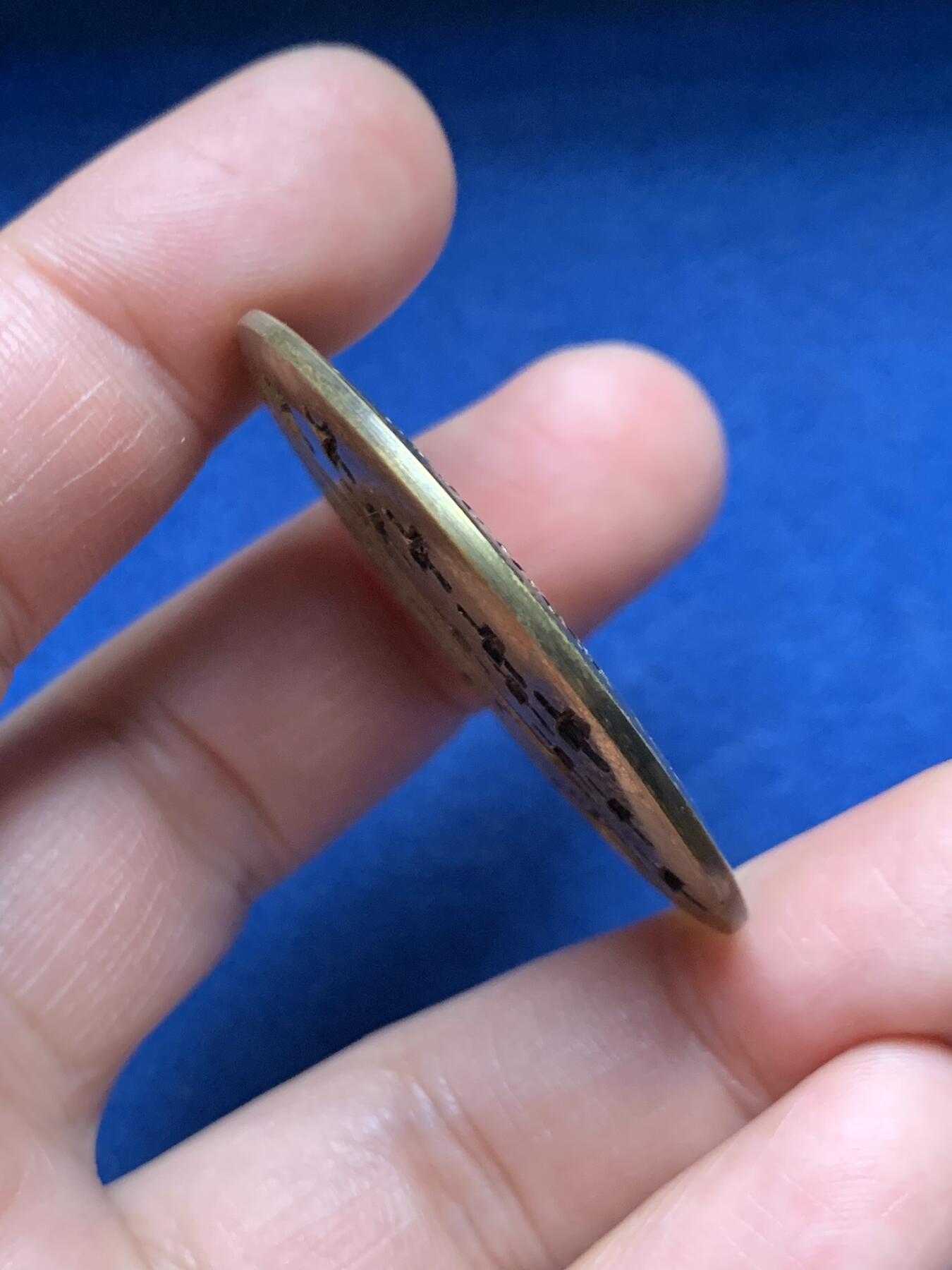 《竞宝斋》第472场 周日，周一，周二 3场连拍 （全场包邮）欢迎送拍 1969年教皇保罗六世访问乌干达纪念铜章，属于天主教重要的外事纪念物，见证了教皇对非洲大陆的首次牧灵访问。40克，43.5mm。