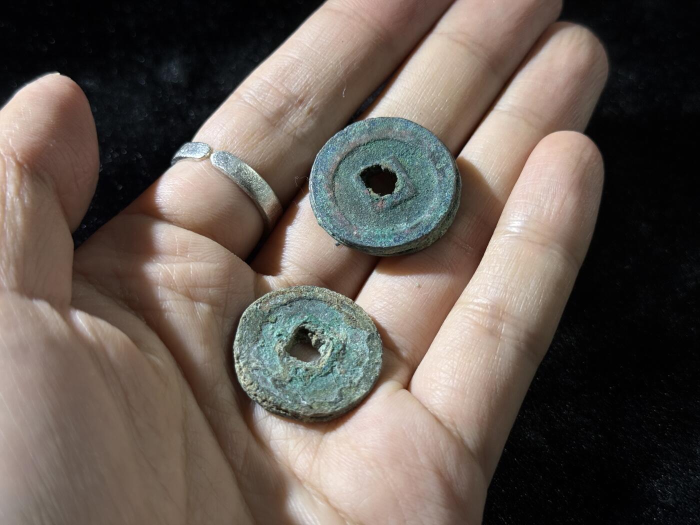 戎马世界章牌大赏，铜钱场 元丰通宝宋钱小筒子，四连加二连一组