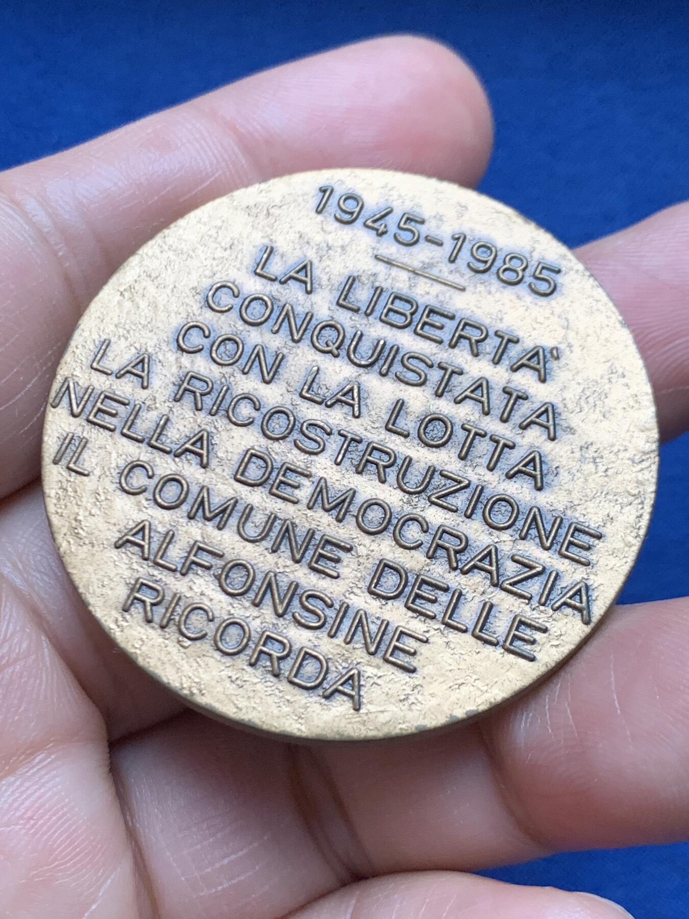 《竞宝斋》第472场 周日，周一，周二 3场连拍 （全场包邮）欢迎送拍 1985年意大利阿尔丰西内（Alfonsine）解放40周年纪念铜章，由雕刻师 Bucci 创作，用于纪念二战后意大利的解放与重建，加厚高浮雕。50.55克，44.8mm。